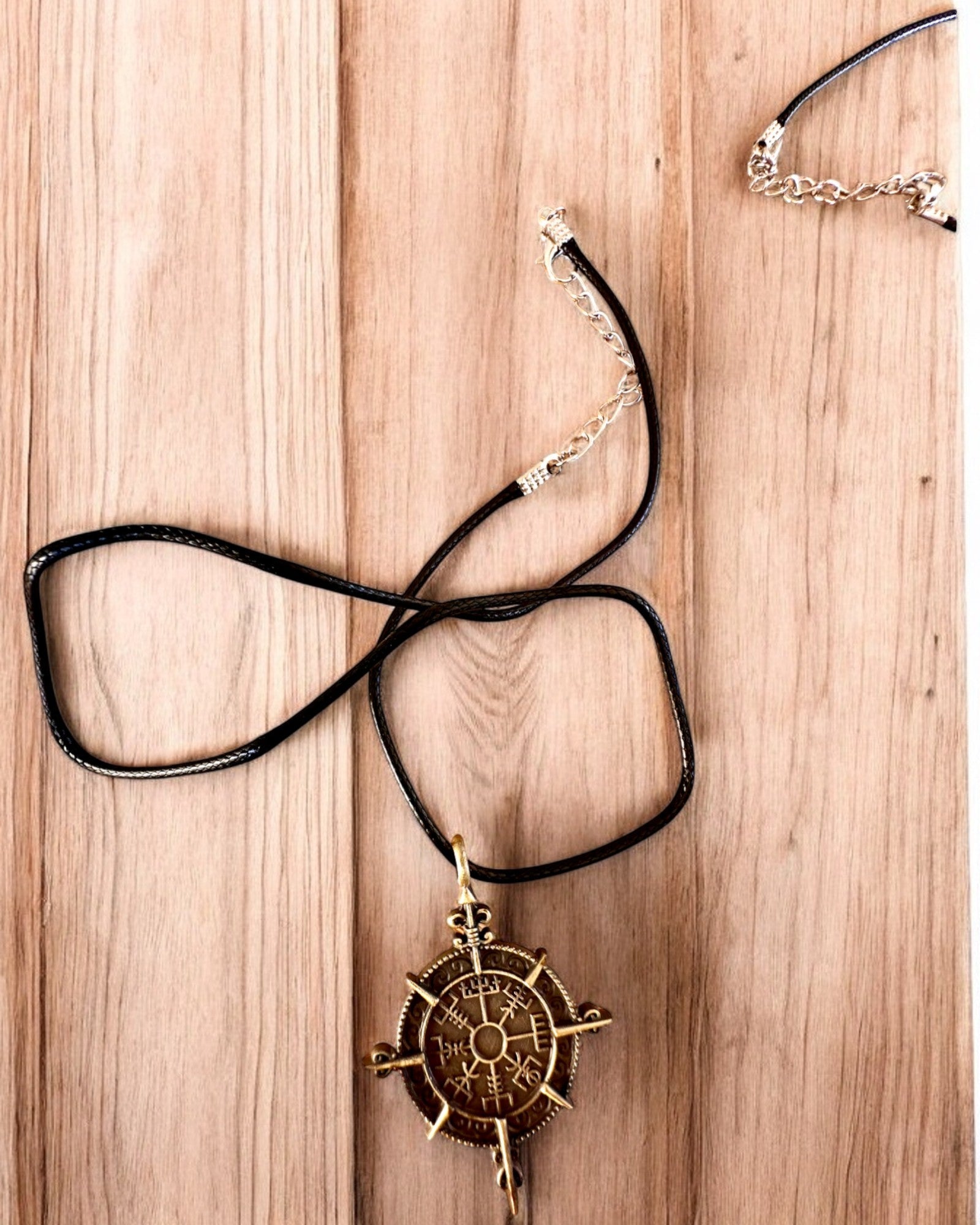 Amulet Noorderkrijger - Vikingkompas, mogelijkheid tot personalisatie met gravure als cadeau, 2 varianten om uit te kiezen