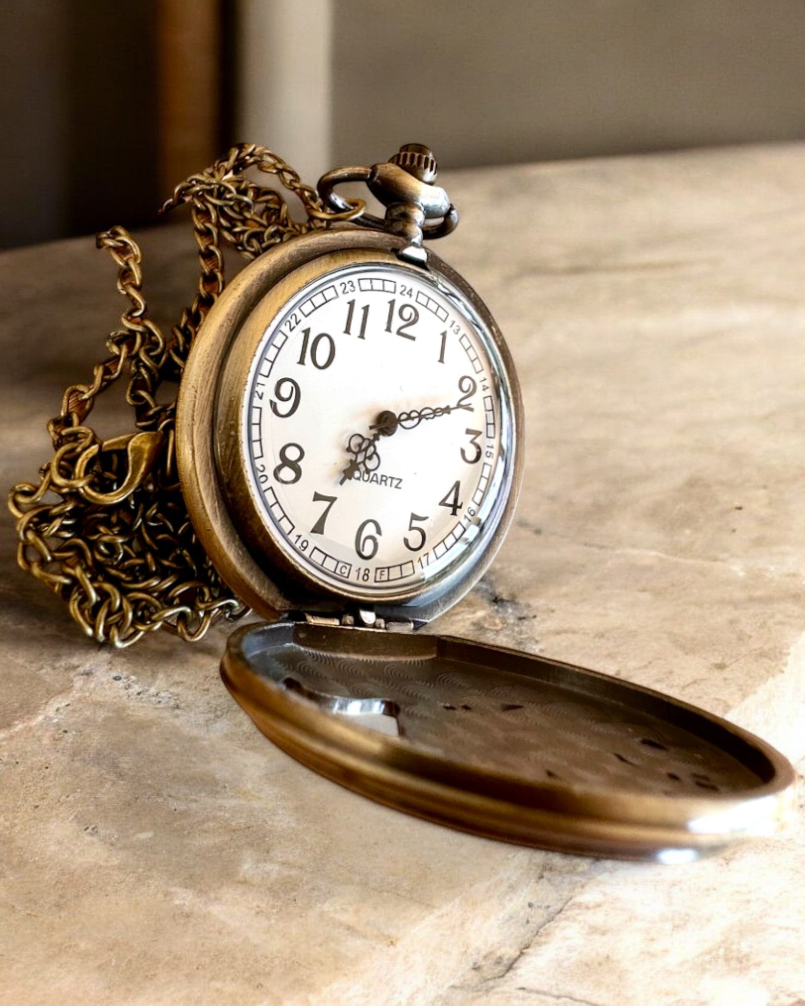 „Luna Wolf” – Stijlvolle Zakhorloge met Wolven, mogelijkheid tot personalisatie met gravure als cadeau