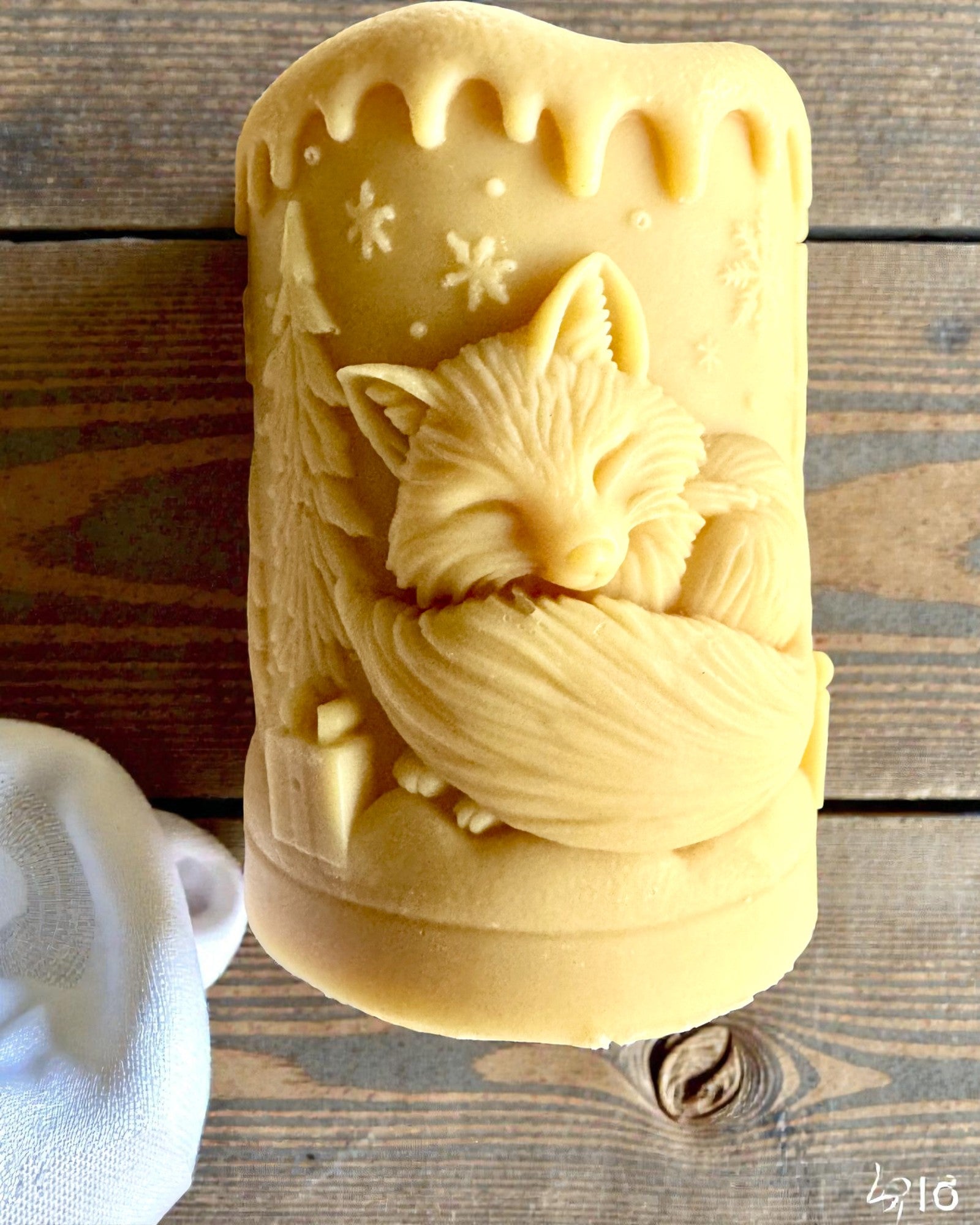 Sojakaars Wintervos, 7,5 cm hoog, handgegoten sojakaars met een schattige slapende vos, personaliseerbaar met een gravure op het plaatje