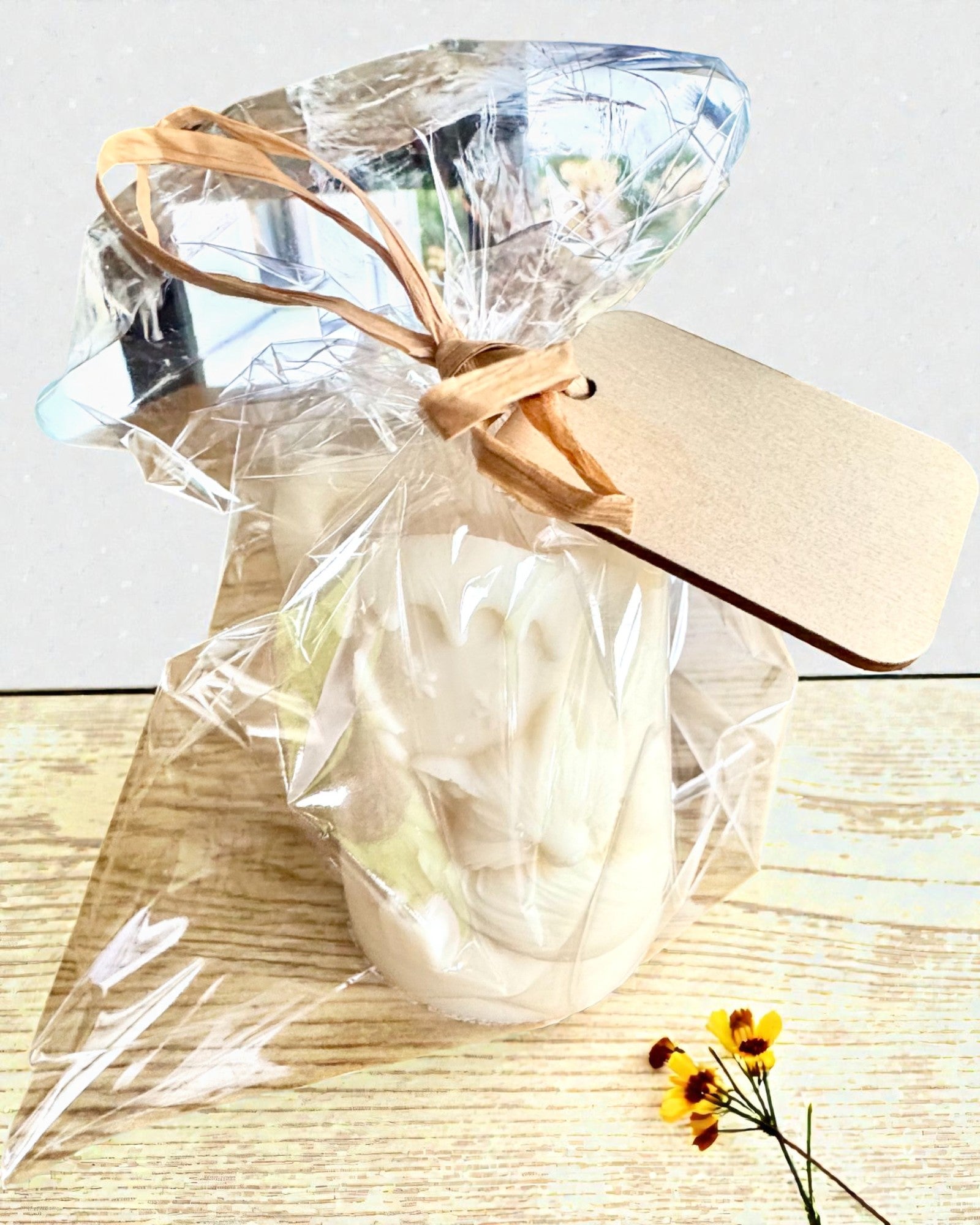 Sojakaars Wintervos, 7,5 cm hoog, handgegoten sojakaars met een schattige slapende vos, personaliseerbaar met een gravure op het plaatje