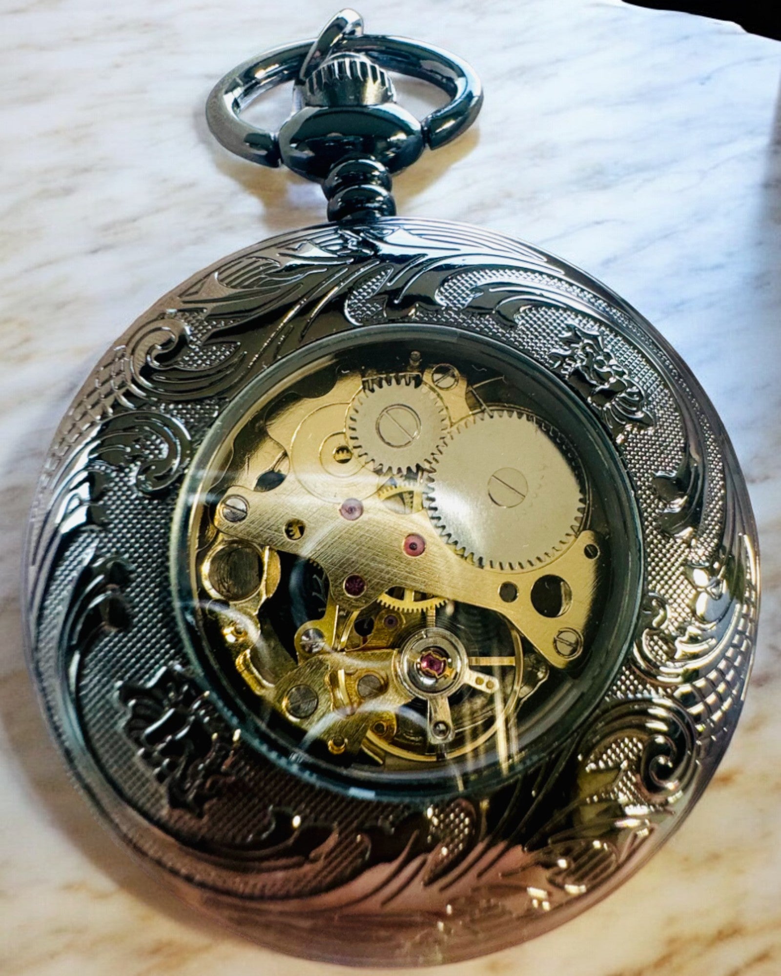 Zakhorloge "Equus Tempus" - Zwart met Paardenmotief, mogelijkheid tot personalisatie met gravure - zwarte wijzerplaat