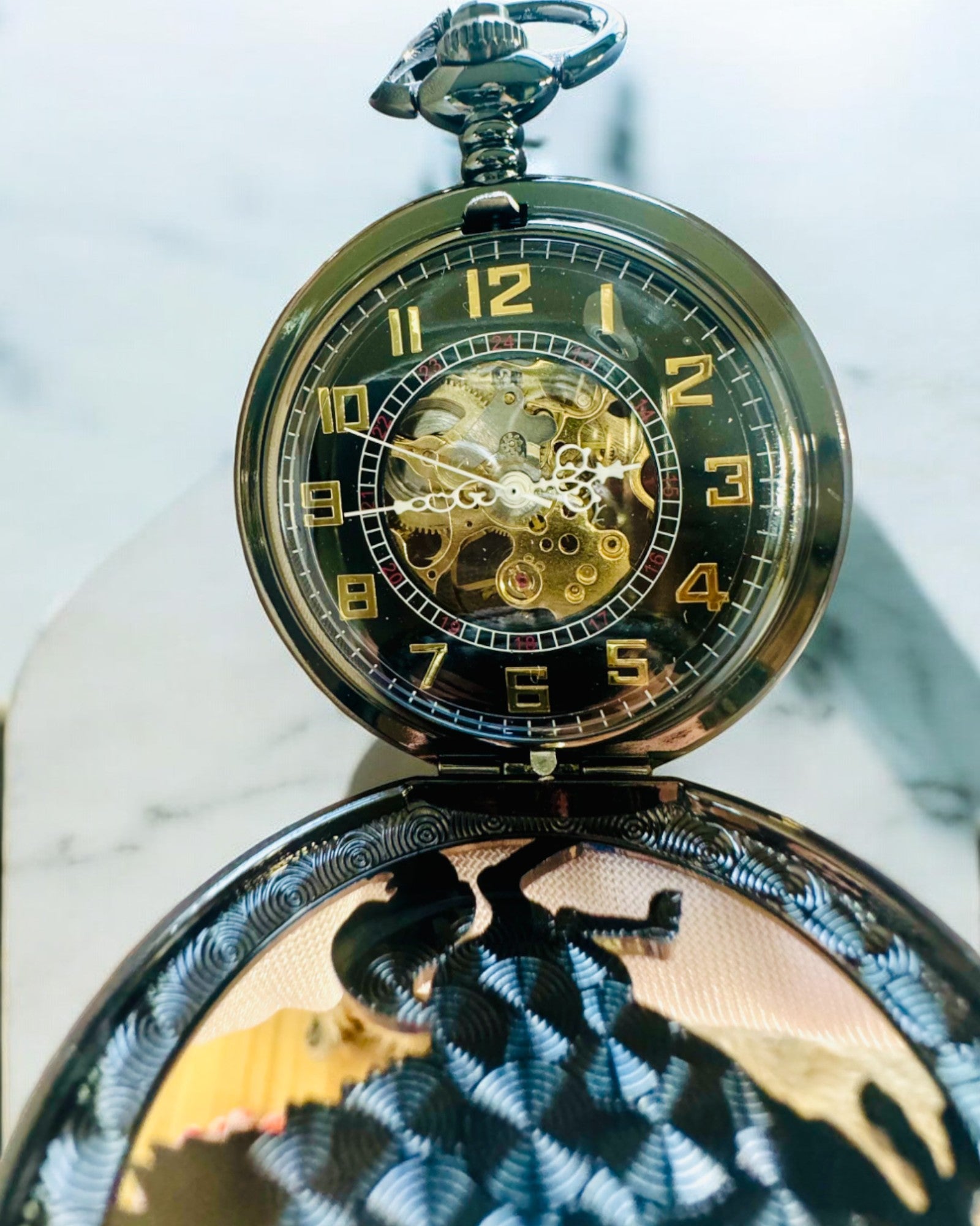 Zakhorloge "Equus Tempus" - Zwart met Paardenmotief, mogelijkheid tot personalisatie met gravure - zwarte wijzerplaat