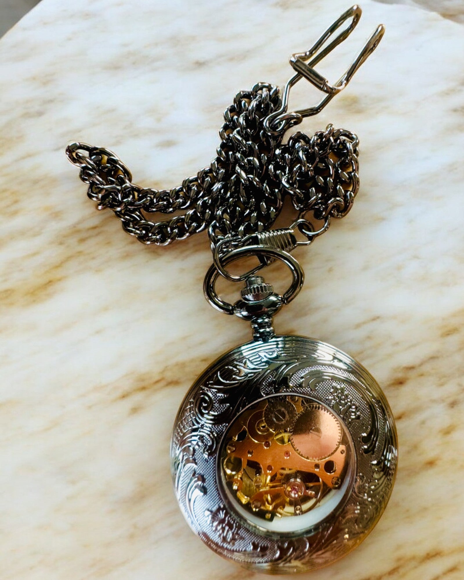 Zakhorloge "Equus Tempus" - Zwart met Paardenmotief, mogelijkheid tot personalisatie met gravure - zwarte wijzerplaat