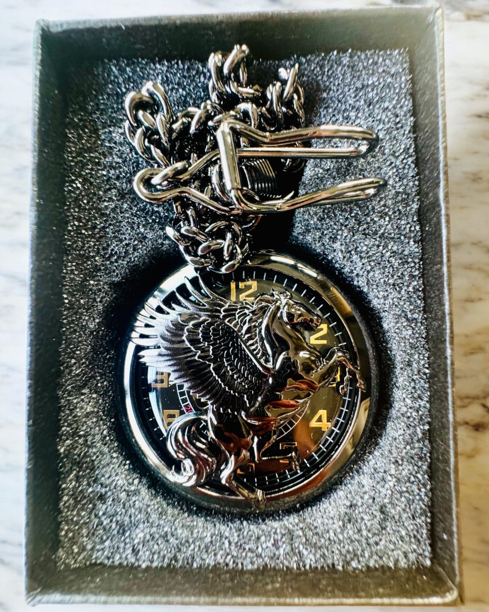 Zakhorloge "Equus Tempus" - Zwart met Paardenmotief, mogelijkheid tot personalisatie met gravure - zwarte wijzerplaat