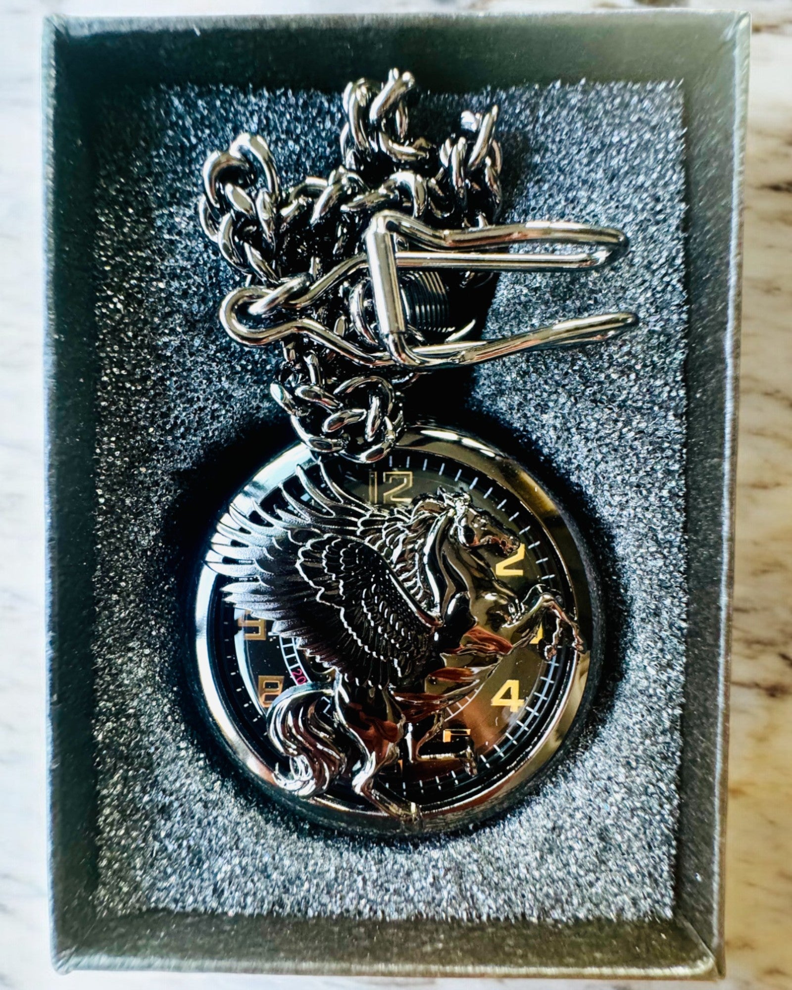 Zakhorloge "Equus Tempus" - Zwart met Paardenmotief, mogelijkheid tot personalisatie met gravure - zwarte wijzerplaat