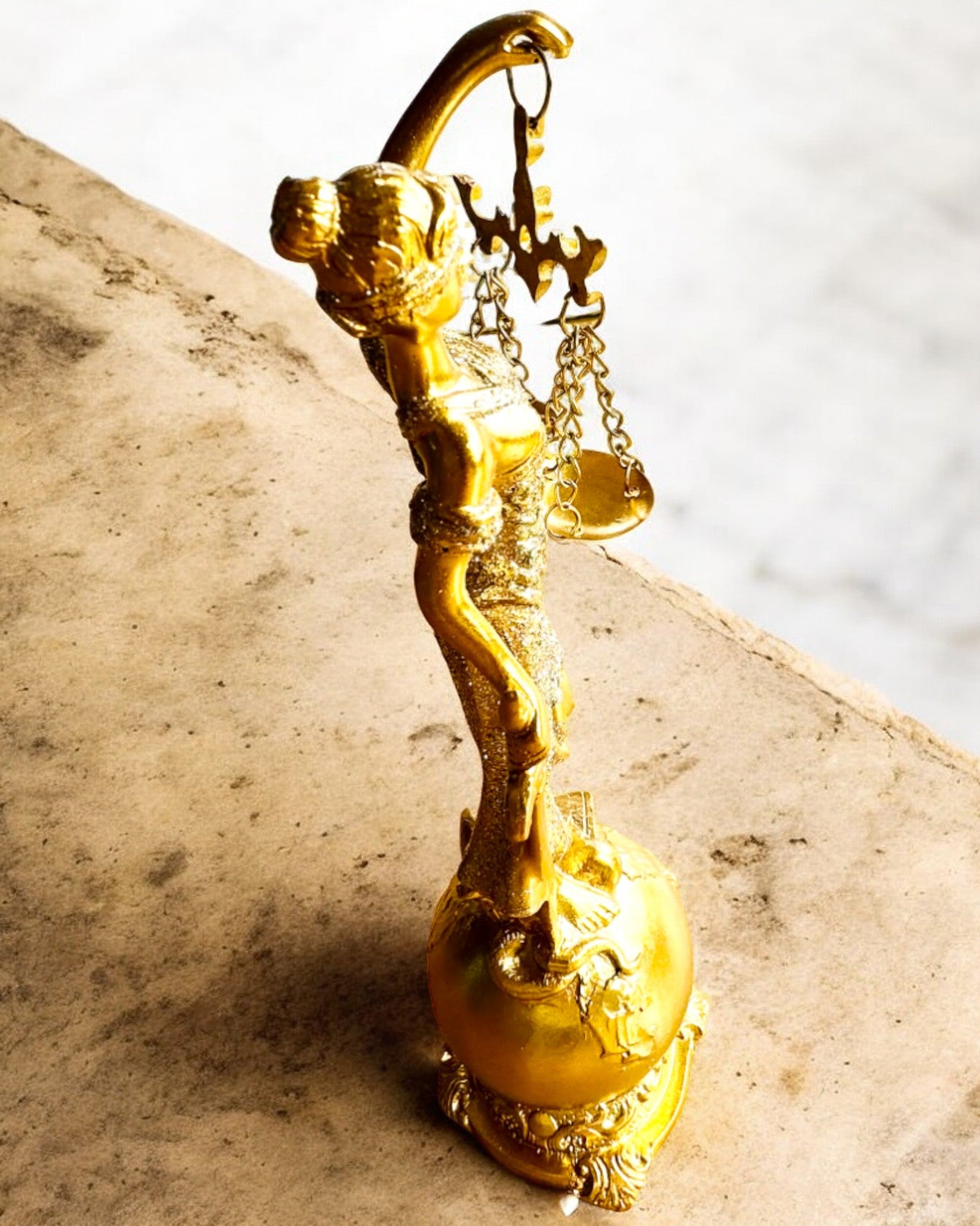 Beeldje van de Godin van de Gerechtigheid – Artistieke Decoratie voor op de Plank, Harsambacht, personalisatie met gravure