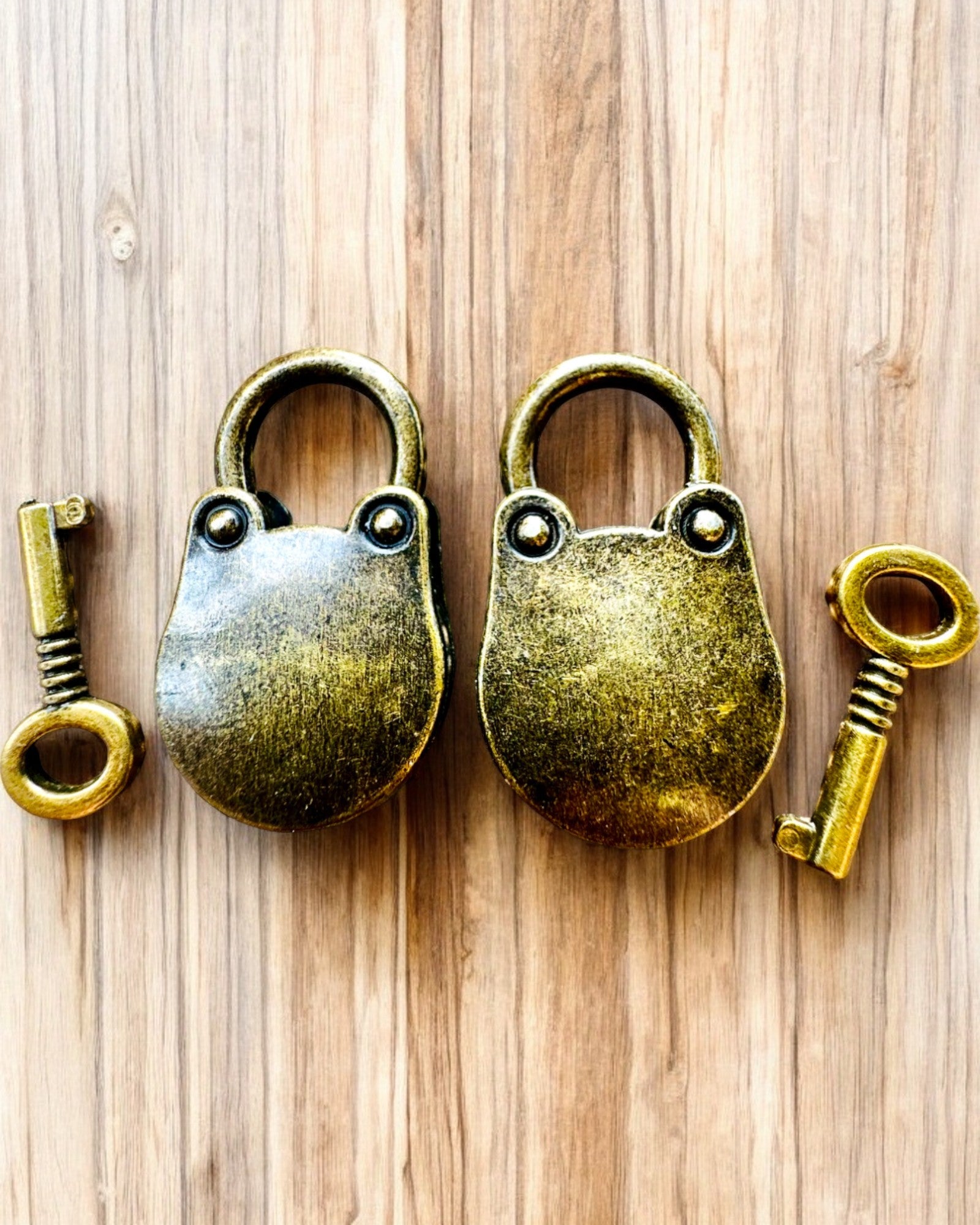 Miniatuurliefdessloten - Set van 2 gegraveerde retro slotjes, personalisatie als cadeau