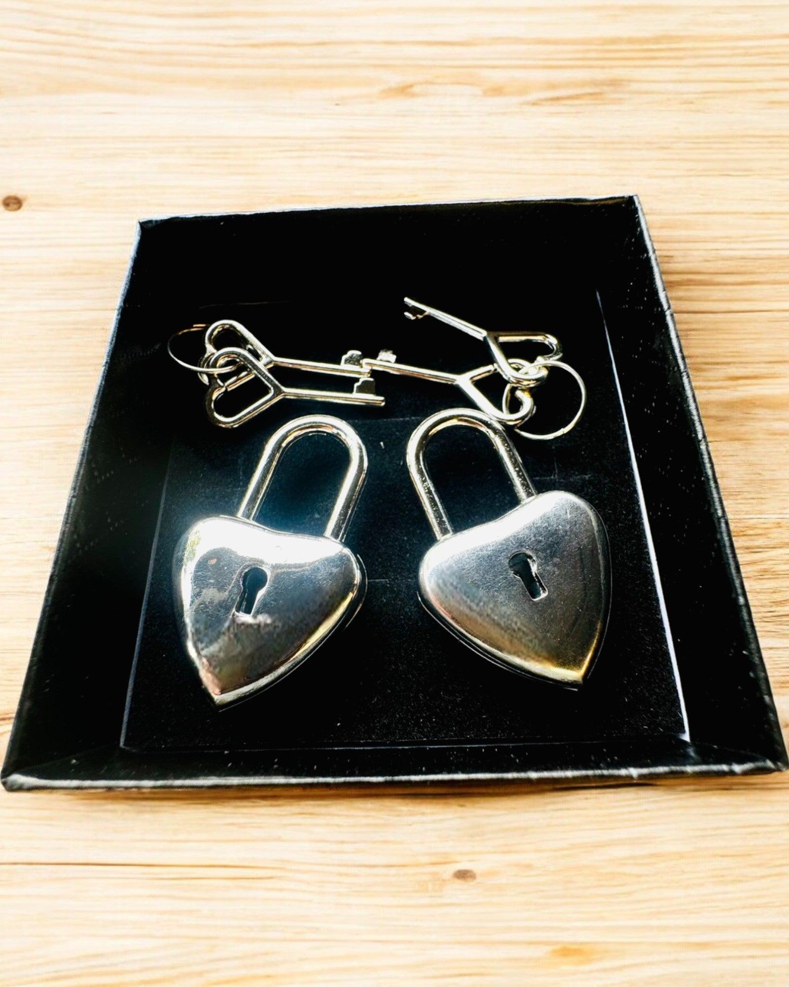 Sleutels van Liefde in Zilverkleur 2 mini Hangsloten in de Vorm van een Hart, mogelijkheid tot personalisatie met gravure als cadeau