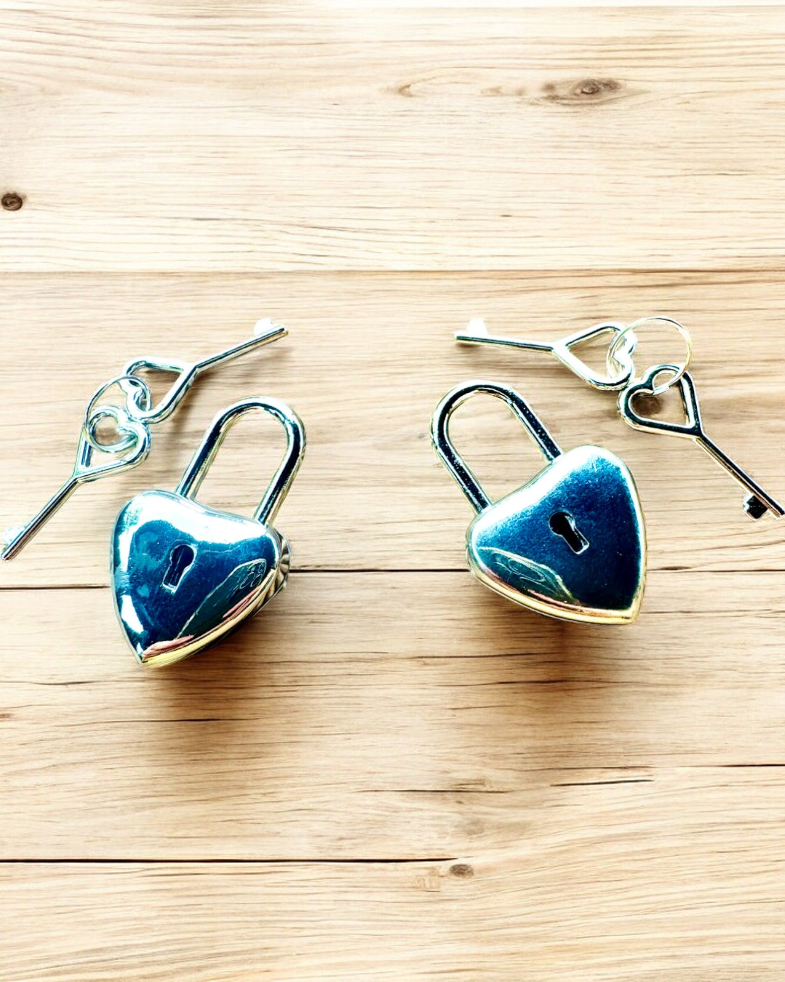 Sleutels van Liefde in Zilverkleur 2 mini Hangsloten in de Vorm van een Hart, mogelijkheid tot personalisatie met gravure als cadeau