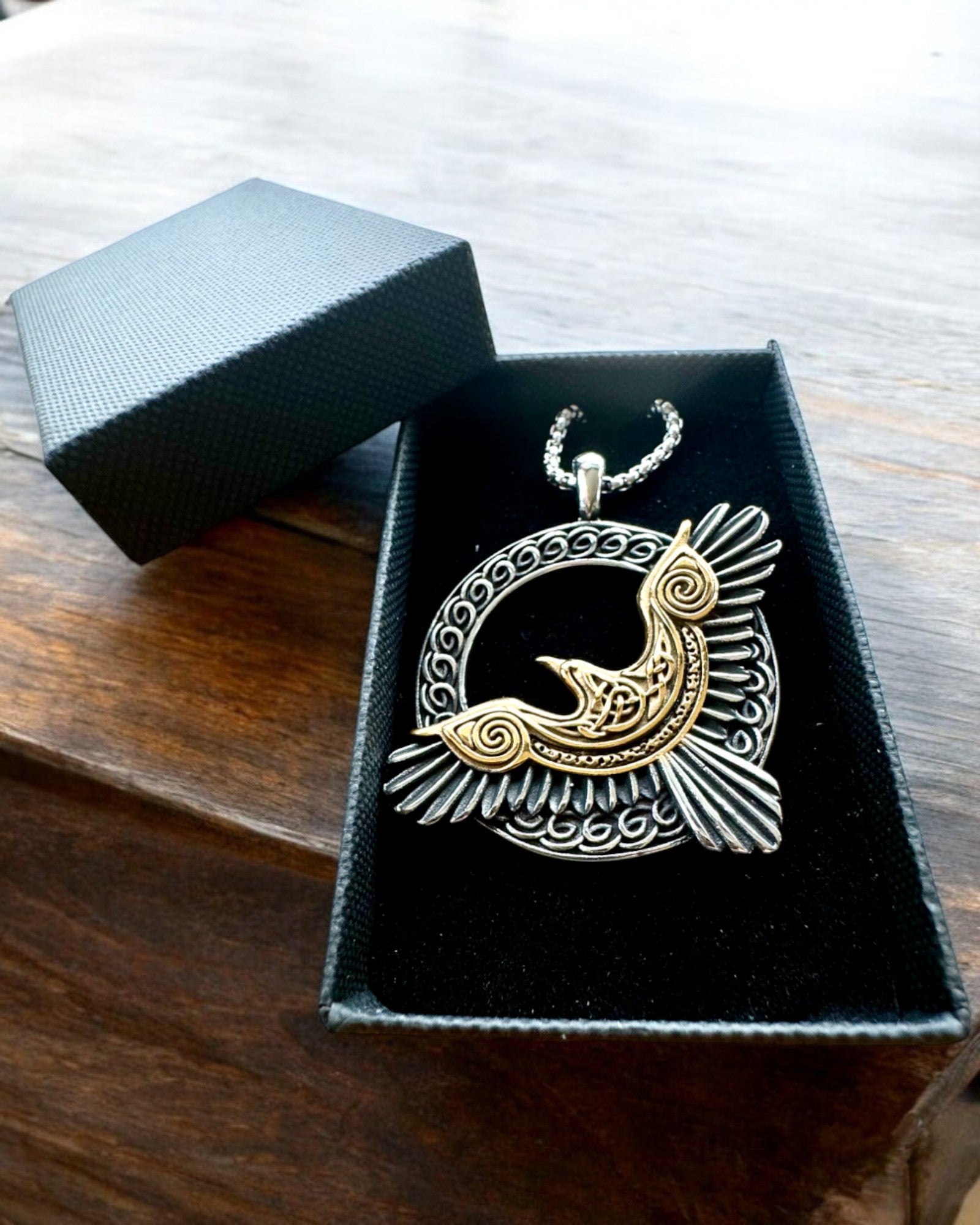 Amulet van de Stalen Valk - Ketting met gravure, geïnspireerd door Keltische kunst, als cadeau