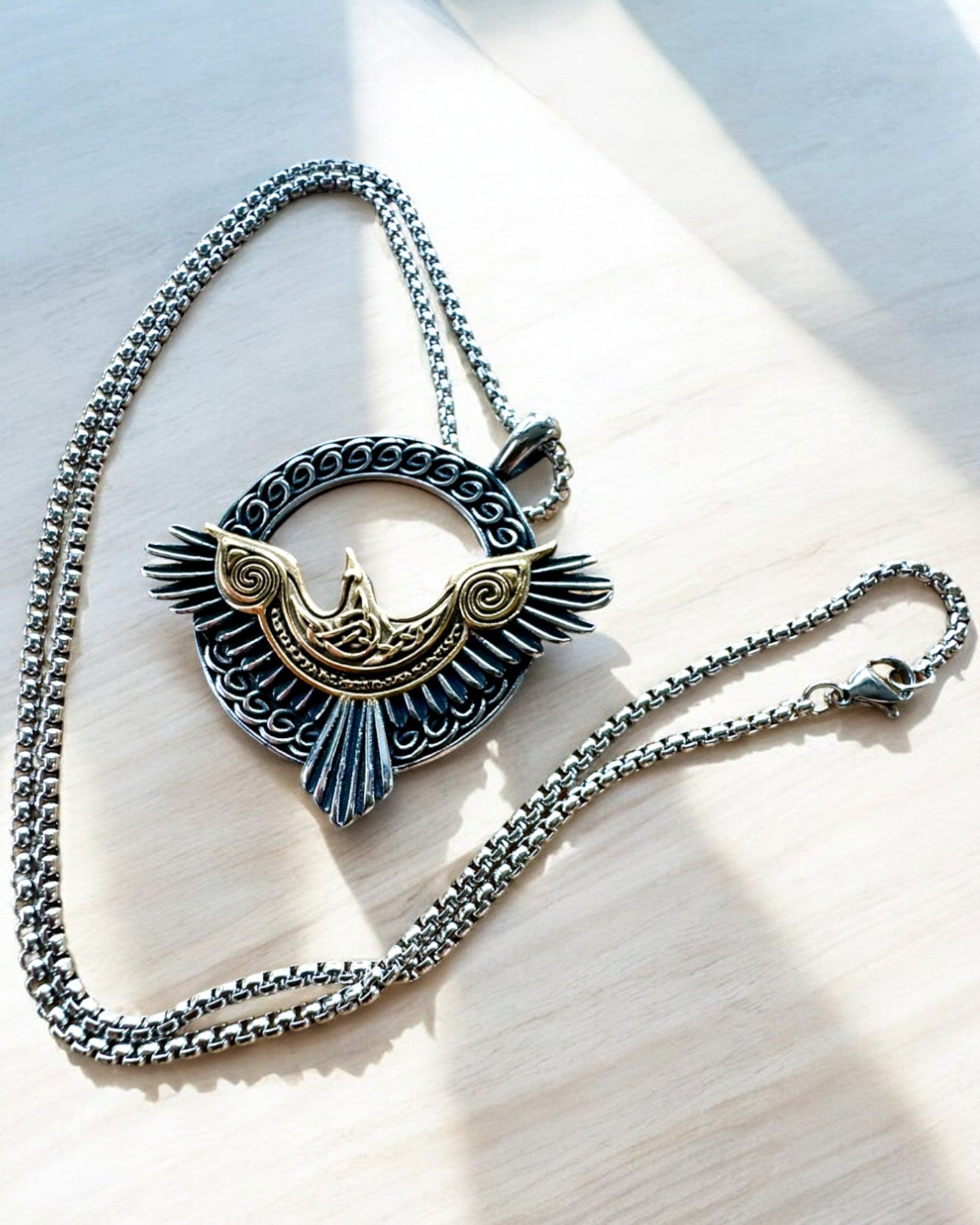 Amulet van de Stalen Valk - Ketting met gravure, geïnspireerd door Keltische kunst, als cadeau