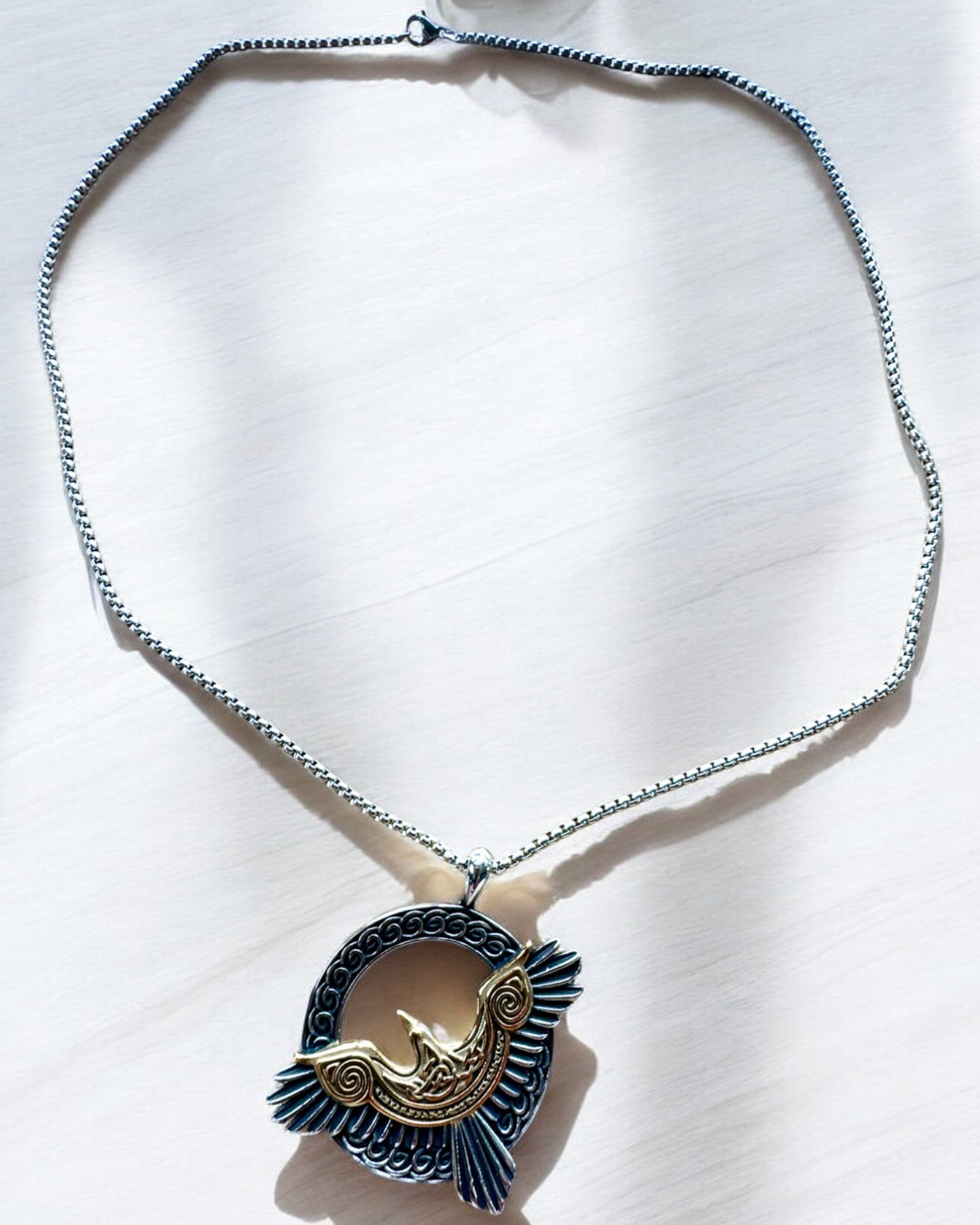Amulet van de Stalen Valk - Ketting met gravure, geïnspireerd door Keltische kunst, als cadeau