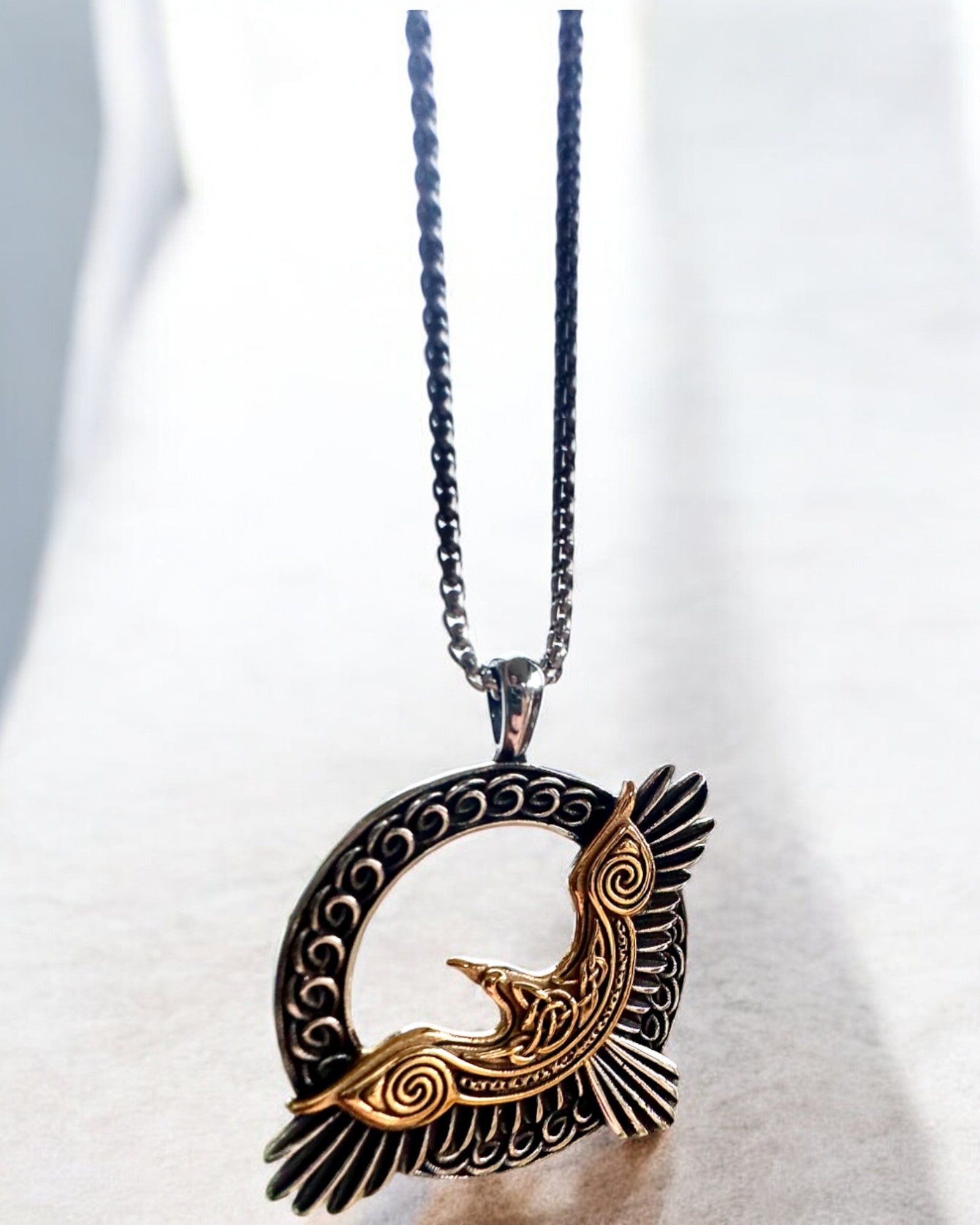 Amulet van de Stalen Valk - Ketting met gravure, geïnspireerd door Keltische kunst, als cadeau