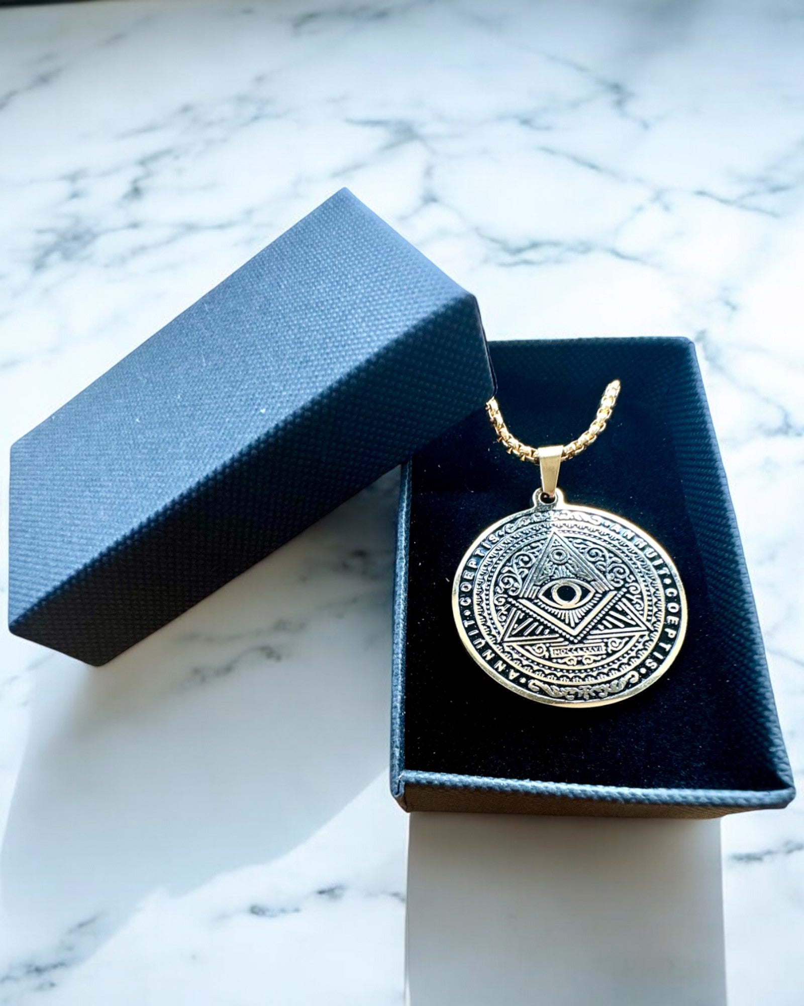 Amulet van de Geheimzinnige Kracht - Ketting met Gravure, 2 kleuropties beschikbaar