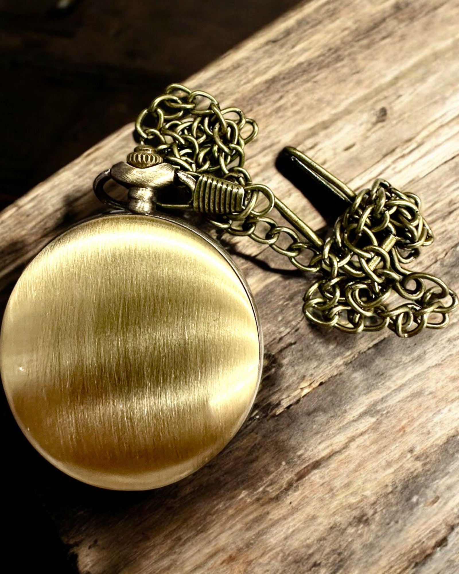 Antieke Brons-gouden Zakkompas met Opengewerkt Patroon – Perfect voor Ontdekkingsreizigers en Retro-liefhebbers. Personalisatie met Gravure