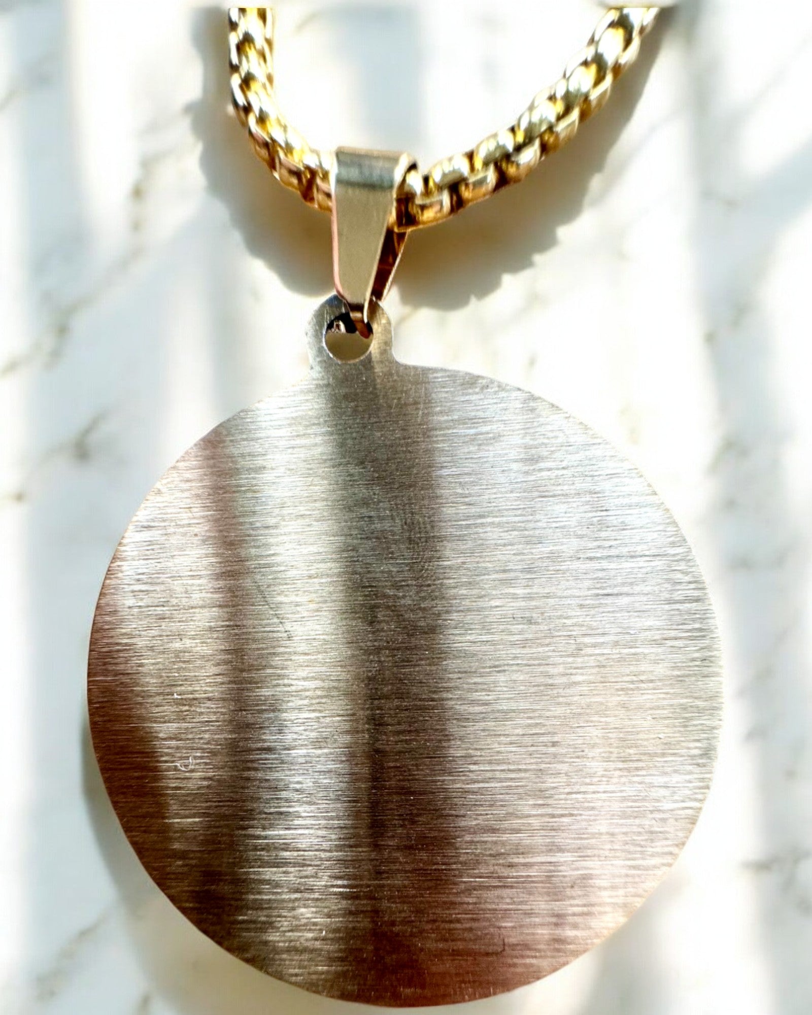 Amulet van de Geheimzinnige Kracht - Ketting met Gravure, 2 kleuropties beschikbaar