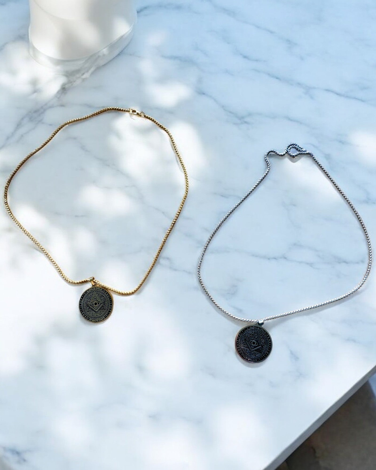 Amulet van de Geheimzinnige Kracht - Ketting met Gravure, 2 kleuropties beschikbaar