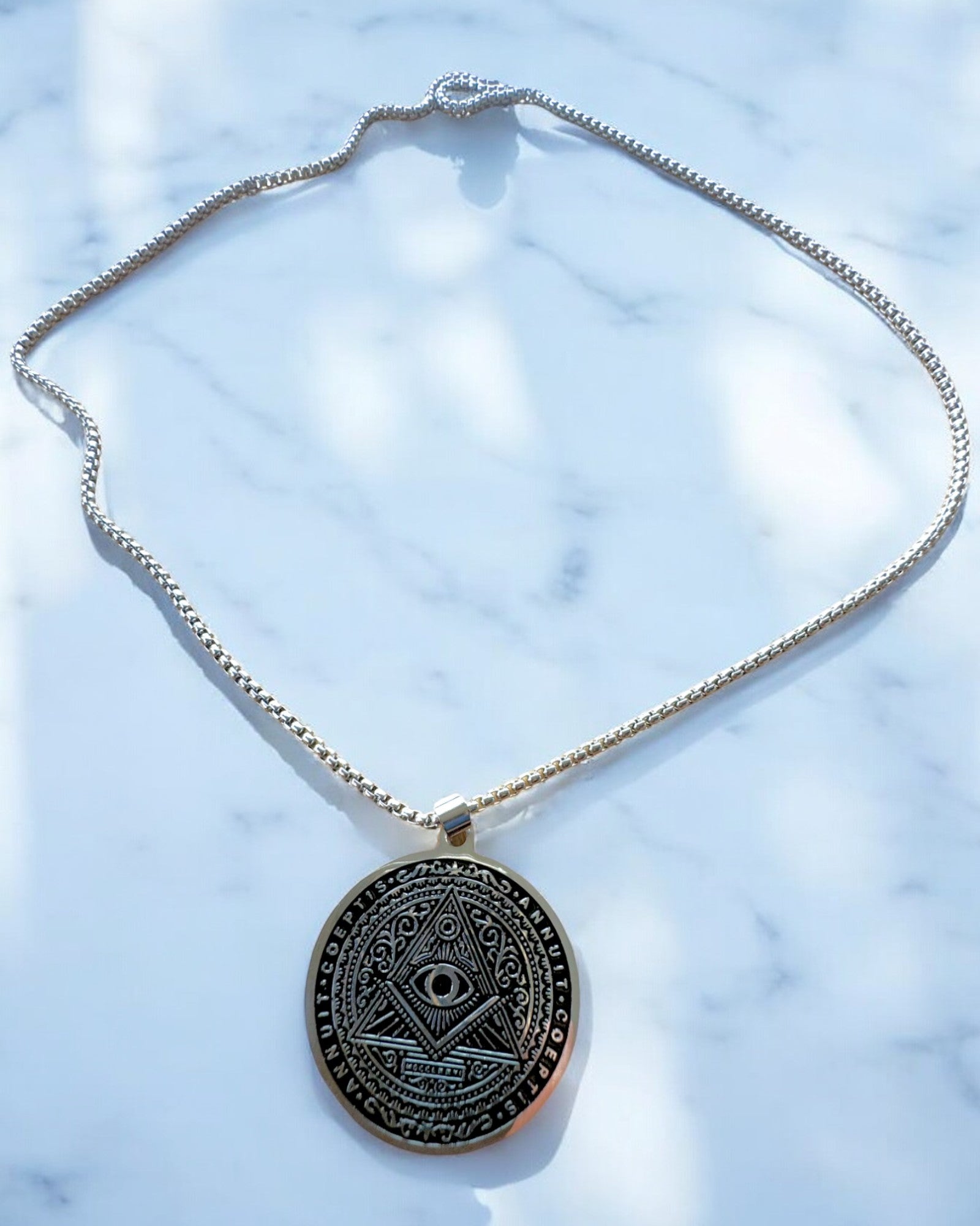 Amulet van de Geheimzinnige Kracht - Ketting met Gravure, 2 kleuropties beschikbaar