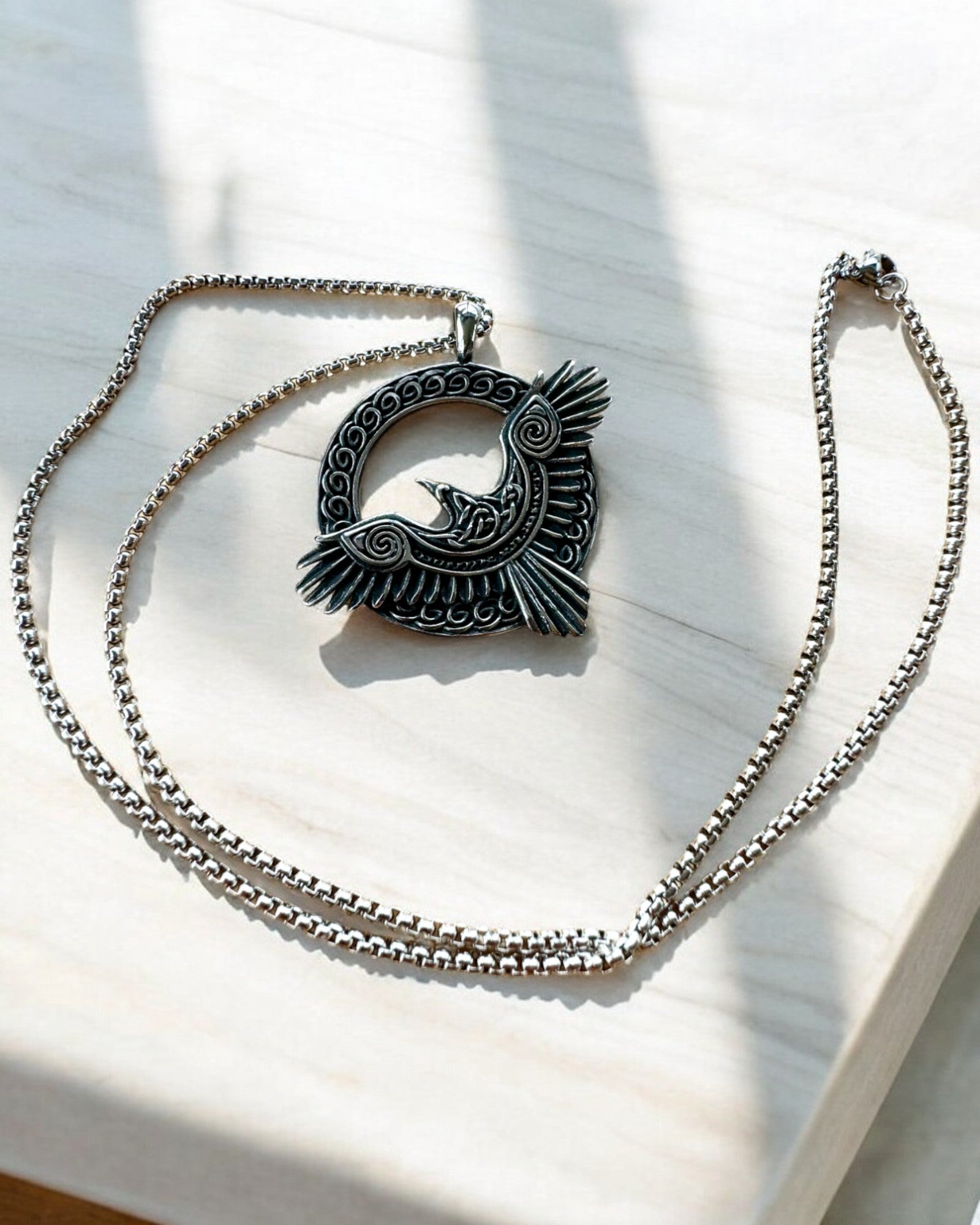 Amulet van de Stalen Valk - Ketting met gravure, geïnspireerd door Keltische kunst, als cadeau