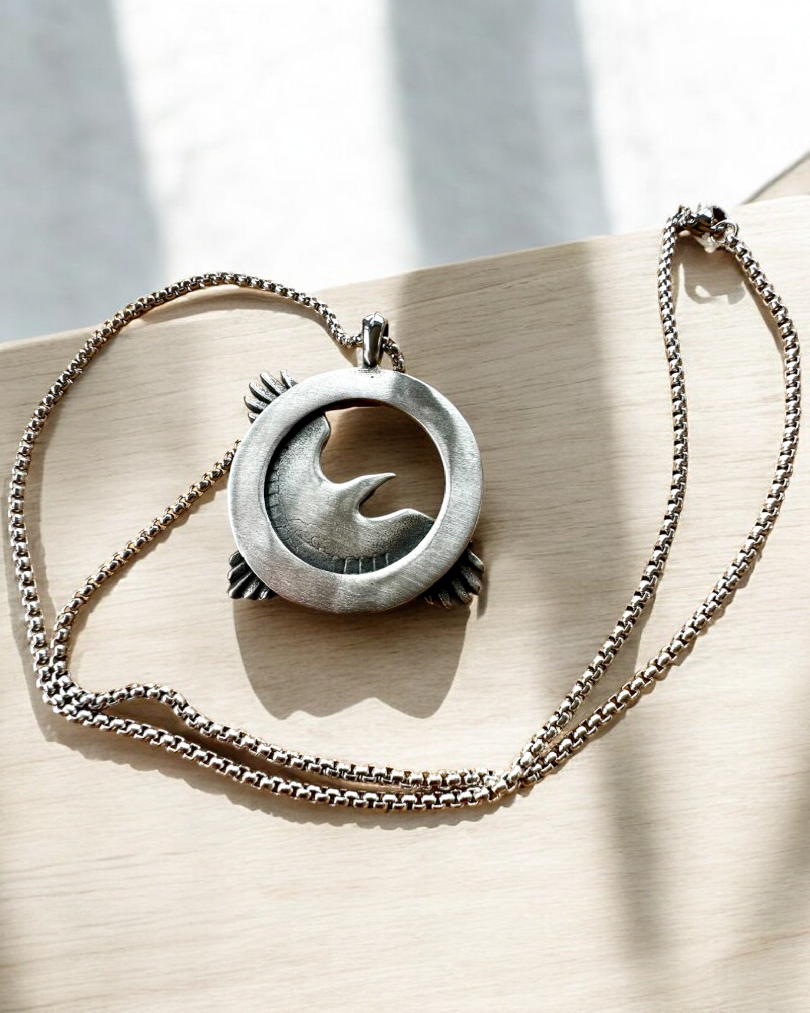 Amulet van de Stalen Valk - Ketting met gravure, geïnspireerd door Keltische kunst, als cadeau