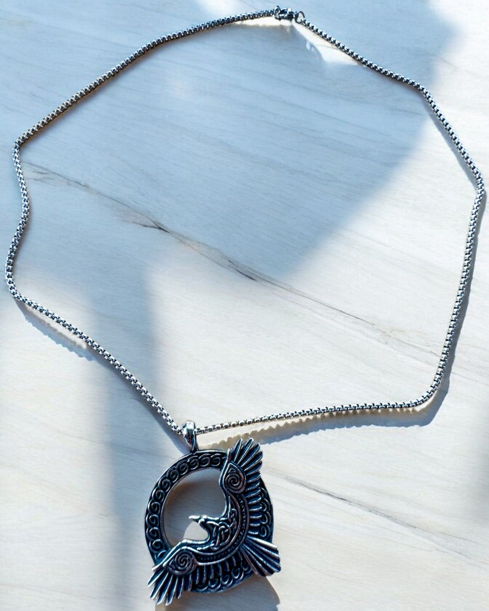 Amulet van de Stalen Valk - Ketting met gravure, geïnspireerd door Keltische kunst, als cadeau
