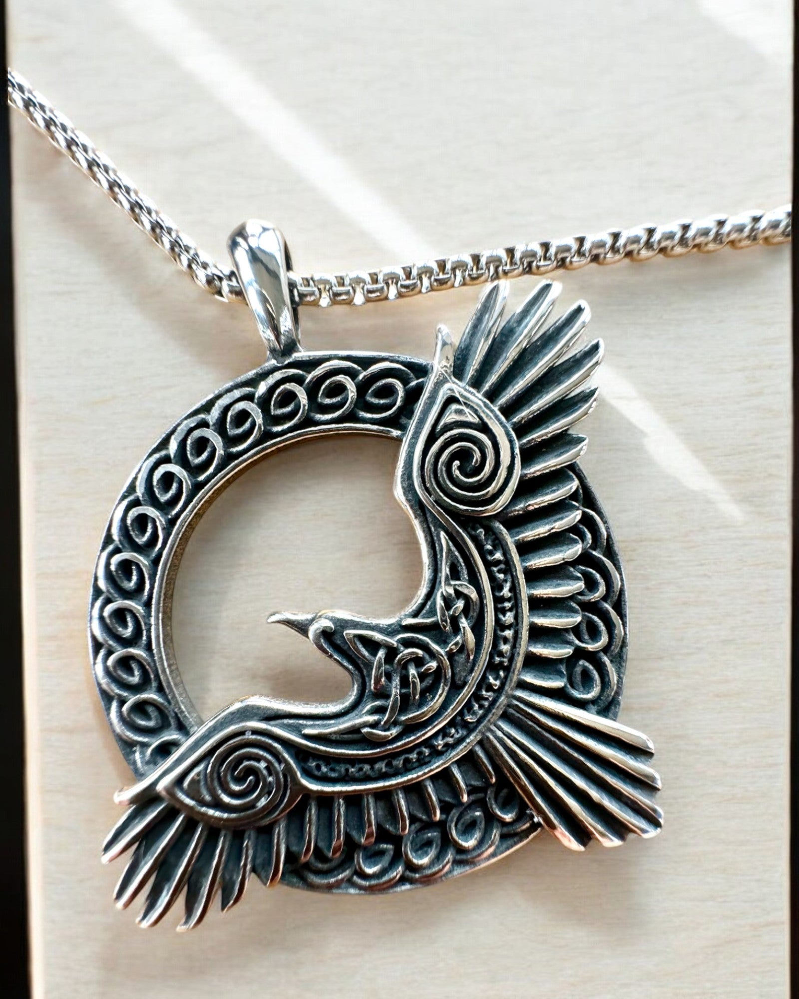 Amulet van de Stalen Valk - Ketting met gravure, geïnspireerd door Keltische kunst, als cadeau