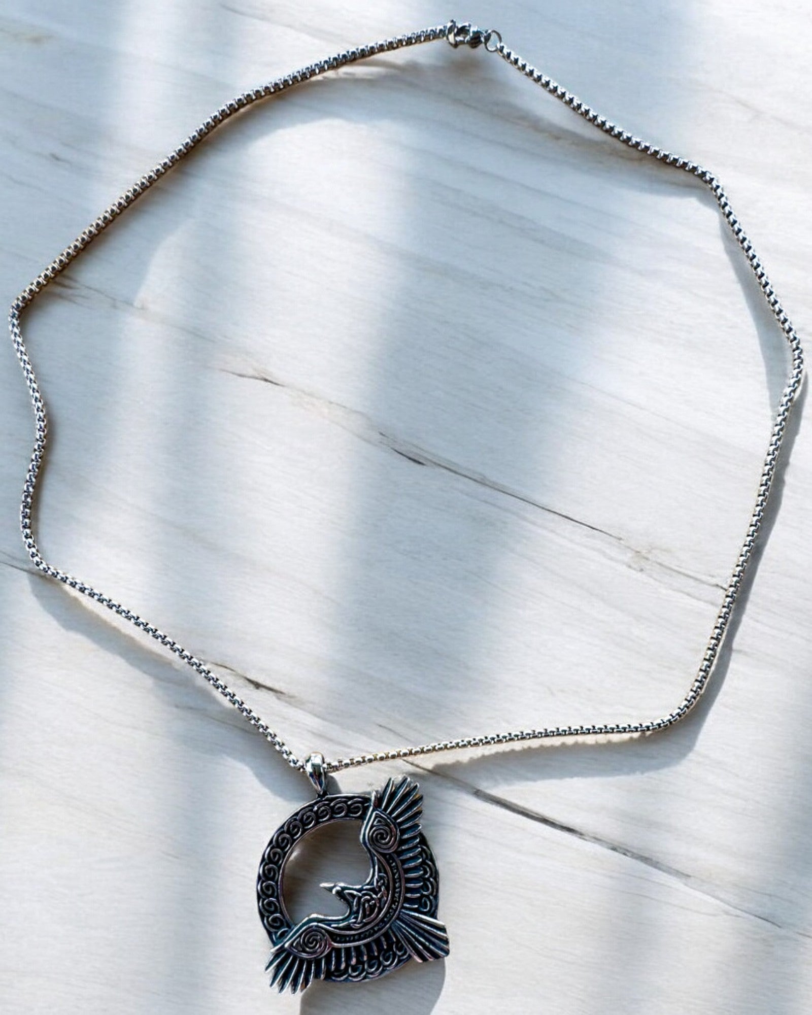 Amulet van de Stalen Valk - Ketting met gravure, geïnspireerd door Keltische kunst, als cadeau