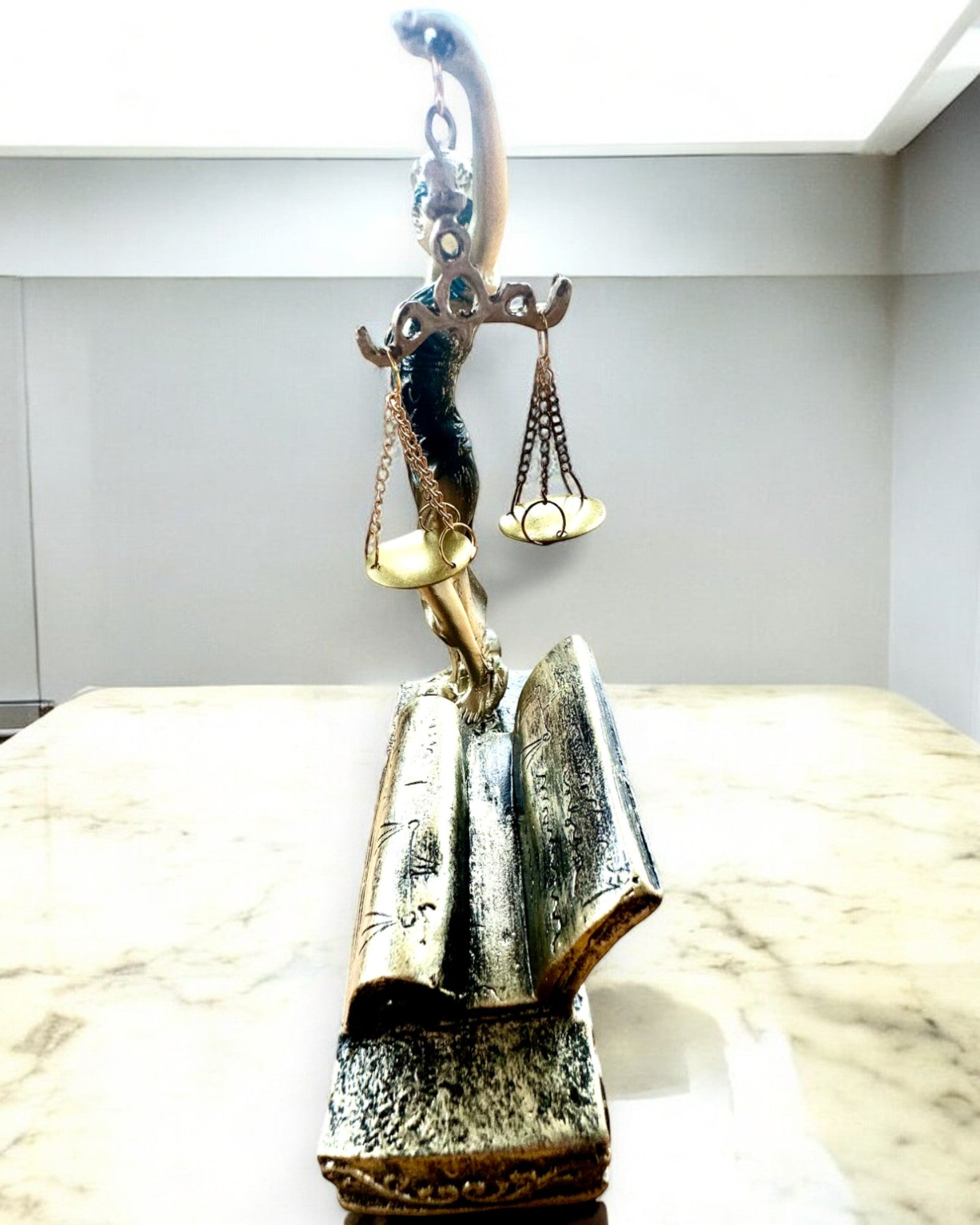 Statuet "Justicia 2" - Godin van de Rechtvaardigheid – Artistieke Decoratie voor op de Plank, Ambacht van Hars, personalisatie met gravure