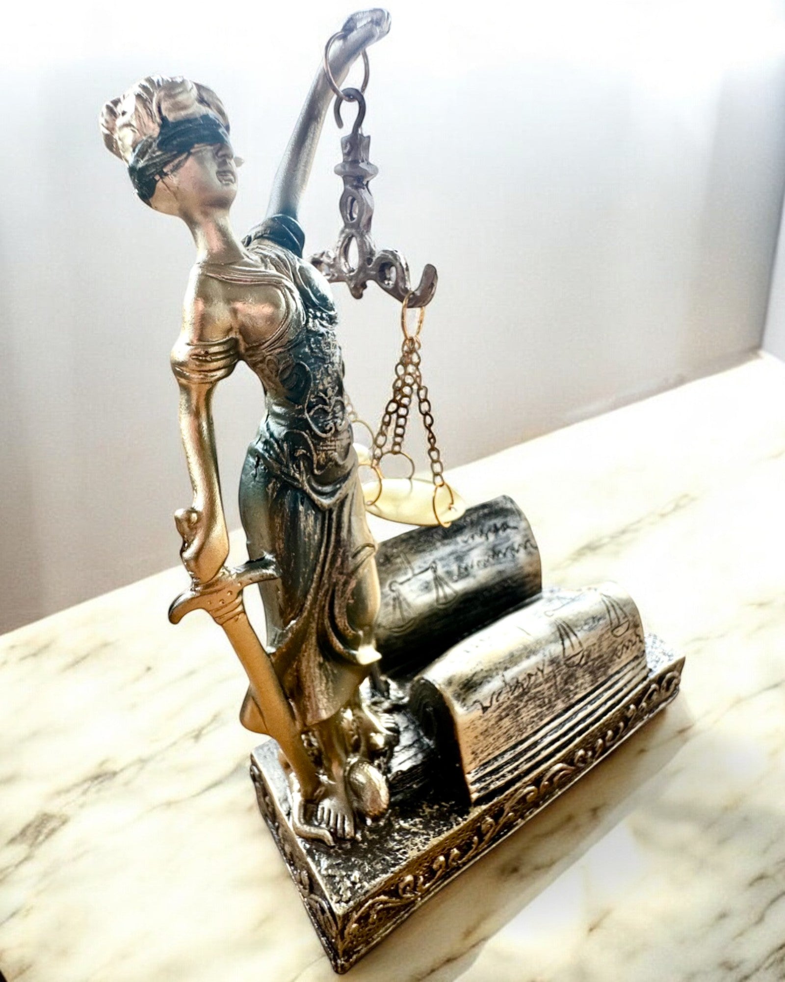 Statuet "Justicia 2" - Godin van de Rechtvaardigheid – Artistieke Decoratie voor op de Plank, Ambacht van Hars, personalisatie met gravure
