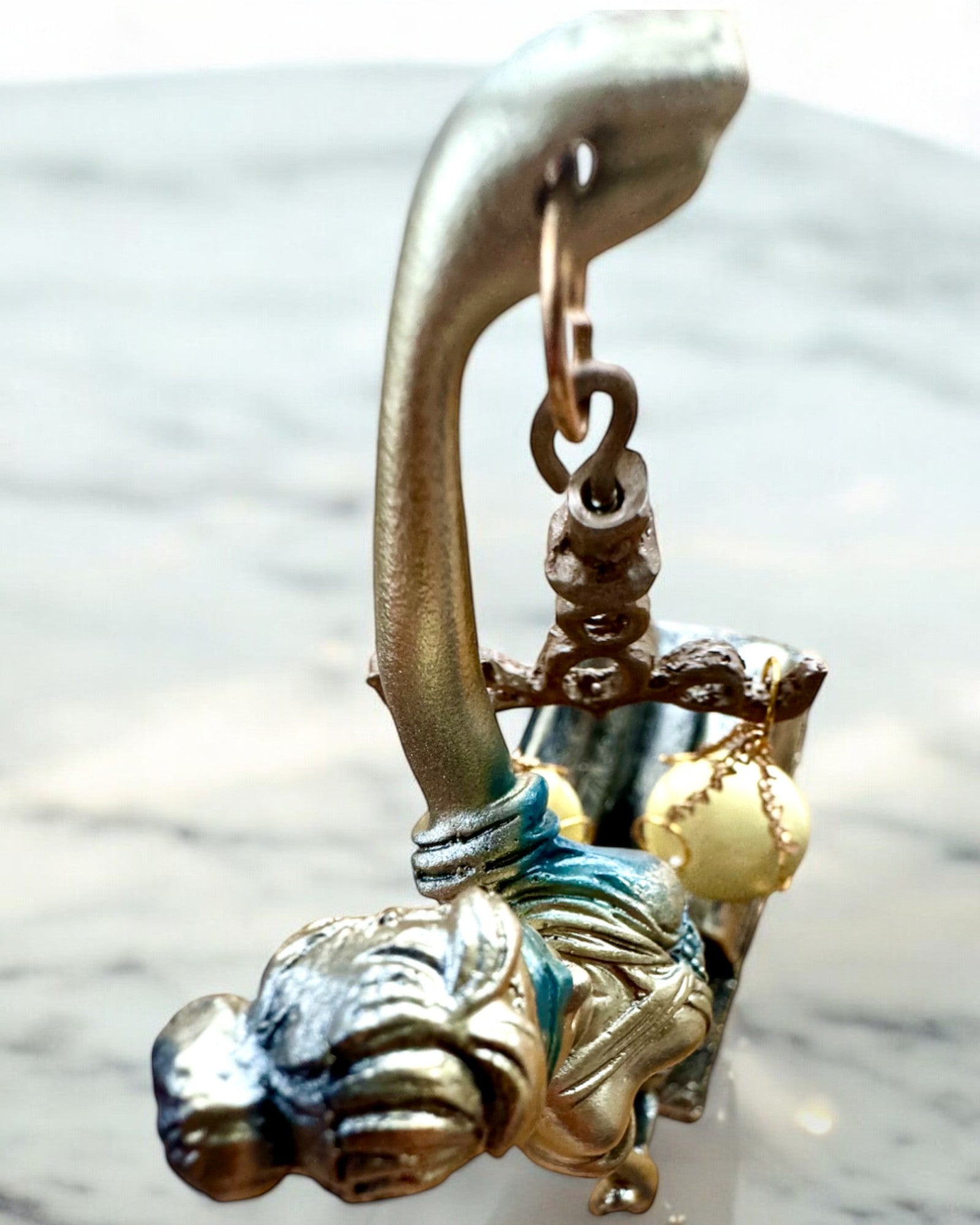 Statuet "Justicia 2" - Godin van de Rechtvaardigheid – Artistieke Decoratie voor op de Plank, Ambacht van Hars, personalisatie met gravure