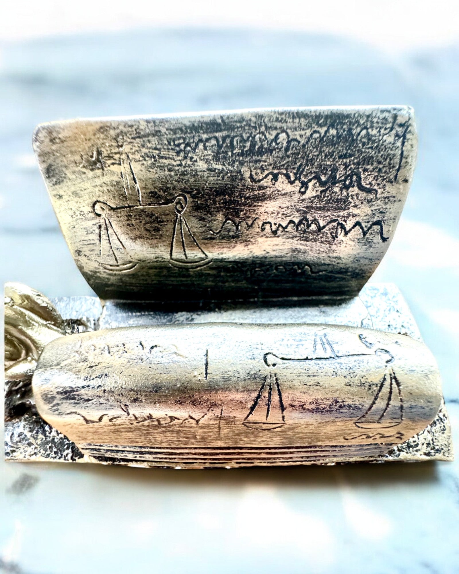 Statuet "Justicia 2" - Godin van de Rechtvaardigheid – Artistieke Decoratie voor op de Plank, Ambacht van Hars, personalisatie met gravure