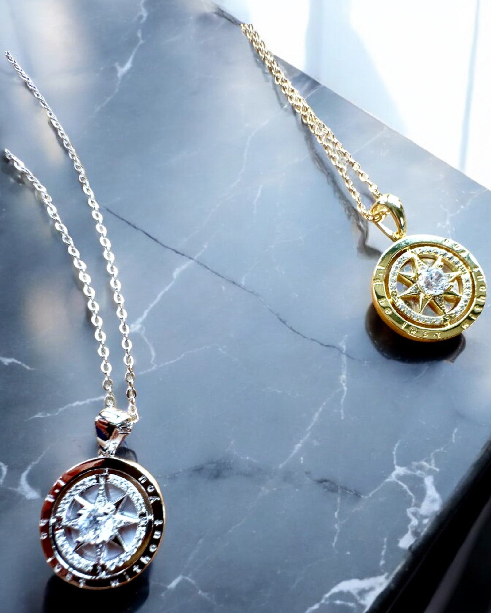 Kompas Ketting "Sterrenrichting", personalisatie mogelijk met gravure, 2 kleuropties beschikbaar