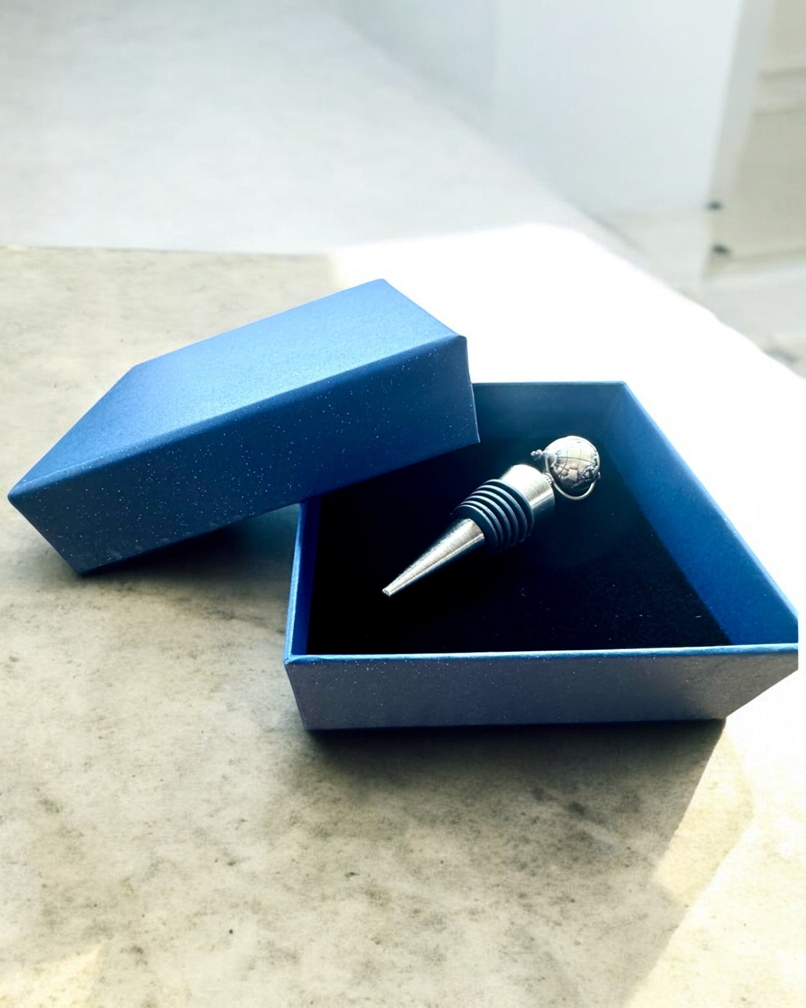 GloboStop - Wijnstopper met Gravure, mogelijkheid tot personalisatie met gravure als cadeau