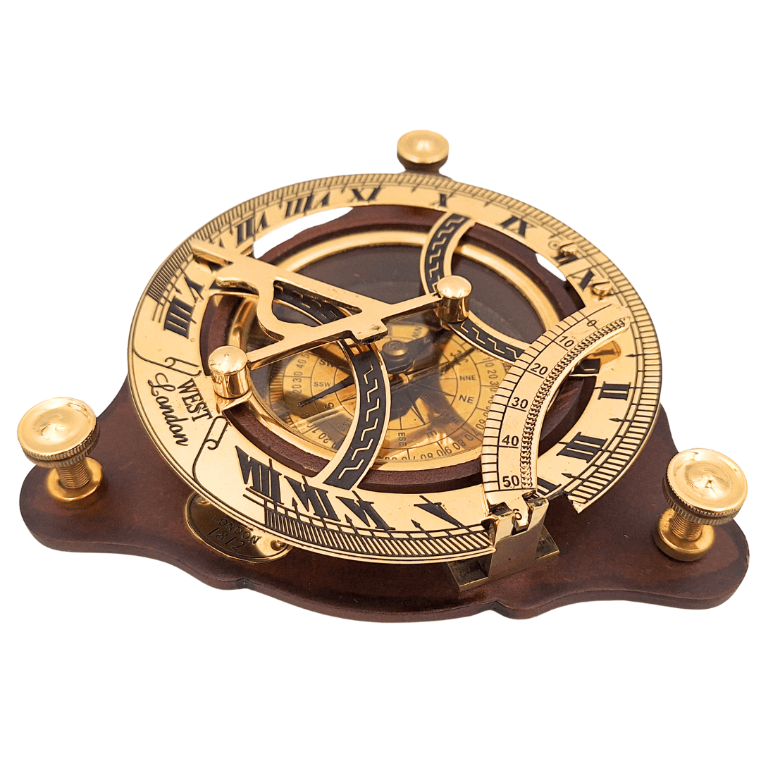 Elegant messing kompas met zonnewijzer op houten voet C064 met mogelijkheid tot personalisatie met gravure
