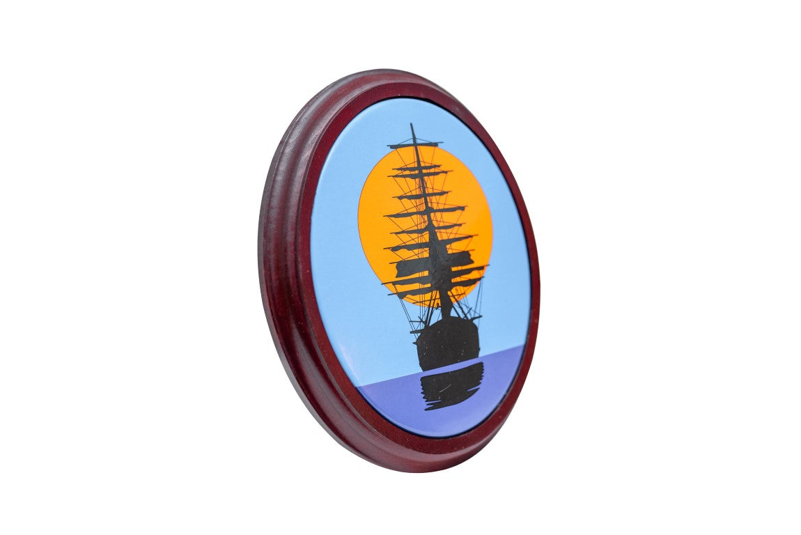 Emaille bord zeilschip bij zonsondergang met houten omlijsting