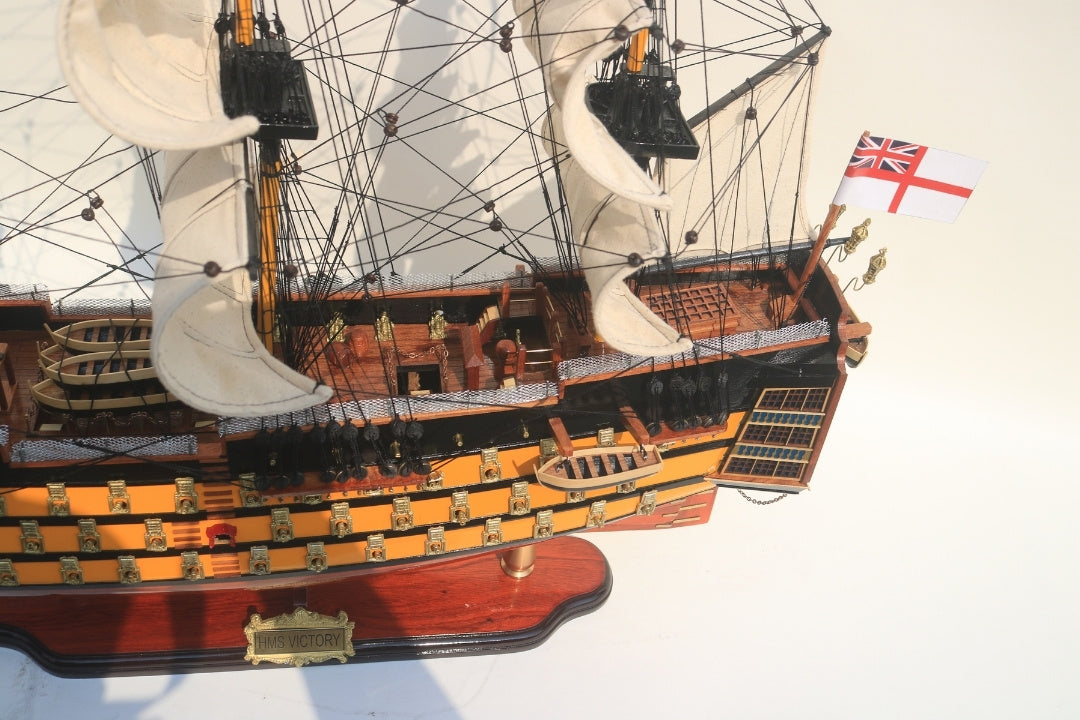 Model van het zeilschip HMS Victory 80cm, gemonteerd, met mogelijkheid tot personalisatie door gravure - Exclusieve decoratie als cadeau, handgemaakt van exotisch hout, hoge kwaliteit en oog voor detail
