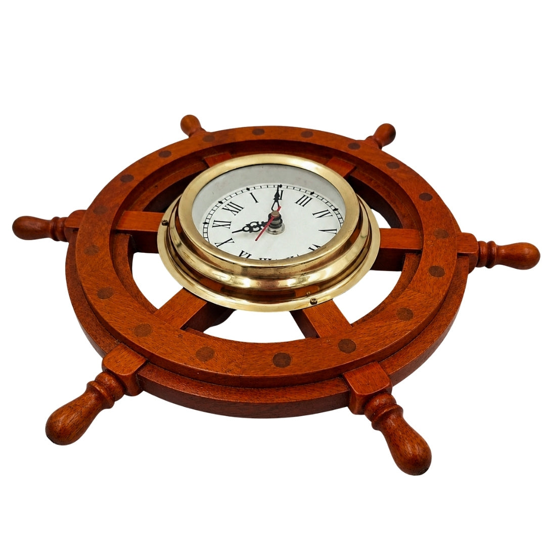 Maritieme klok in een houten stuurwiel van messing