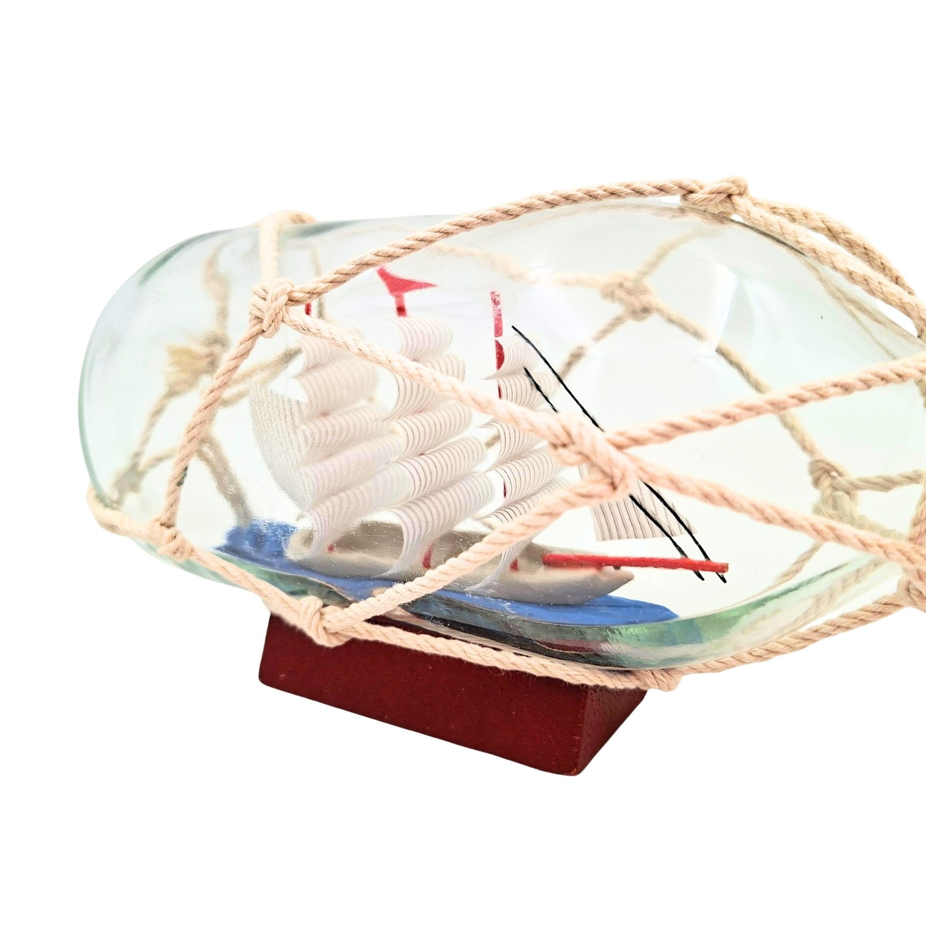 Schip in fles op houten voet met mogelijkheid tot personalisatie met gravure