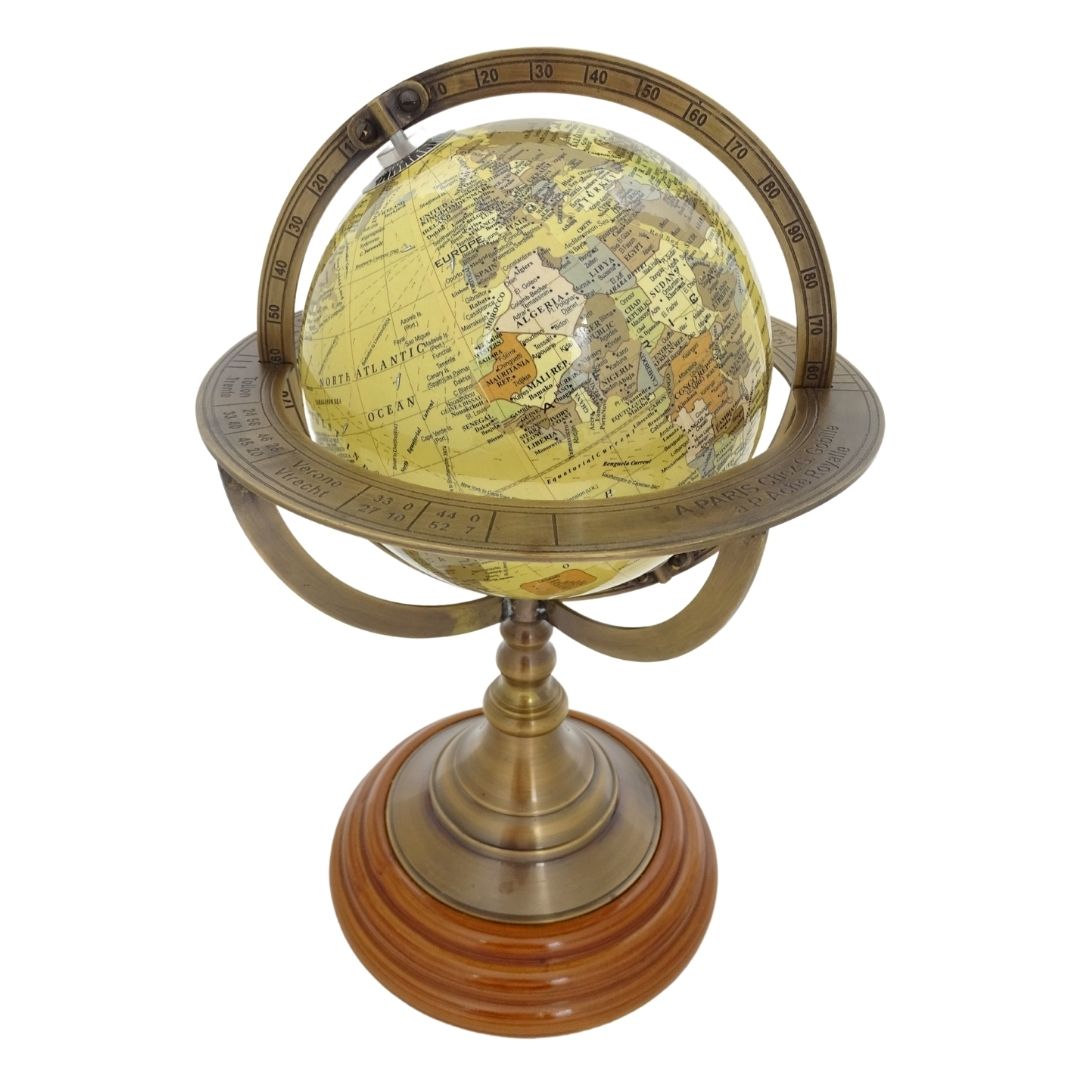 Decoratieve globe met messing voet en personaliseerbaar met gravure