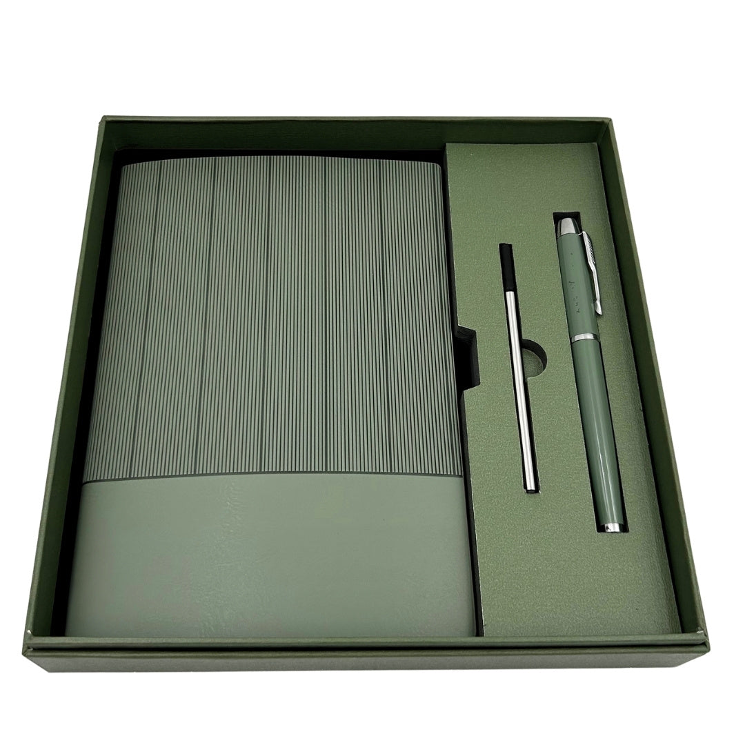 Elegante geschenkset met gepersonaliseerde gravure - leren notitieboek A5 in olijfgroen met pen en reservevulling in esthetische geschenkdoos