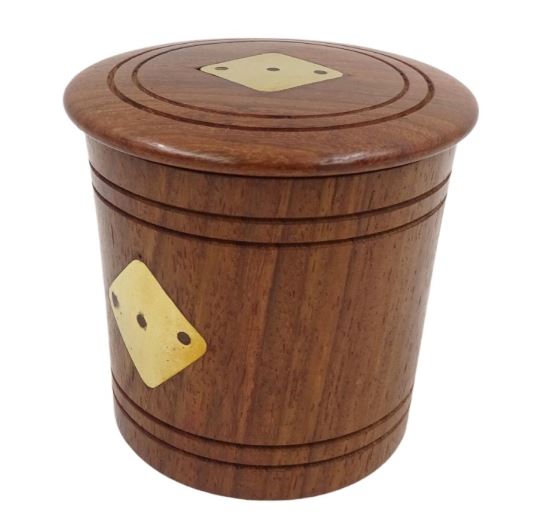 Houten dobbelstenen in een ton met gravure – Gepersonaliseerd cadeau van acaciahout, hoogte 7 cm, diameter 8 cm, voor personen ouder dan 14 jaar