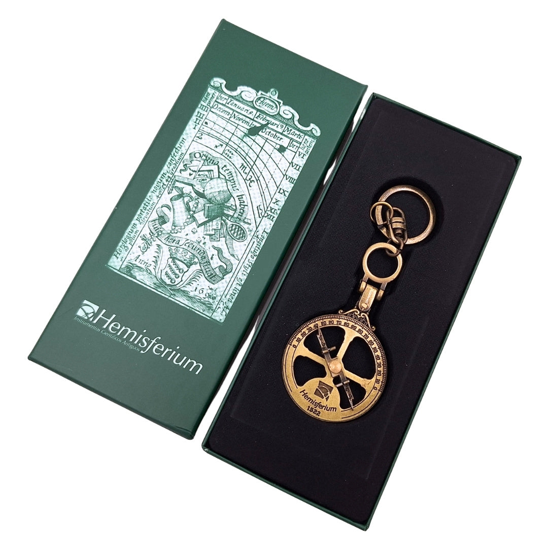 Maritieme sleutelhanger astrolabium H82 met gepersonaliseerde gravure - ideaal cadeau voor liefhebbers van astronomie, diameter 45 mm, gemaakt van zamak - stijlvol accessoire voor sleutels