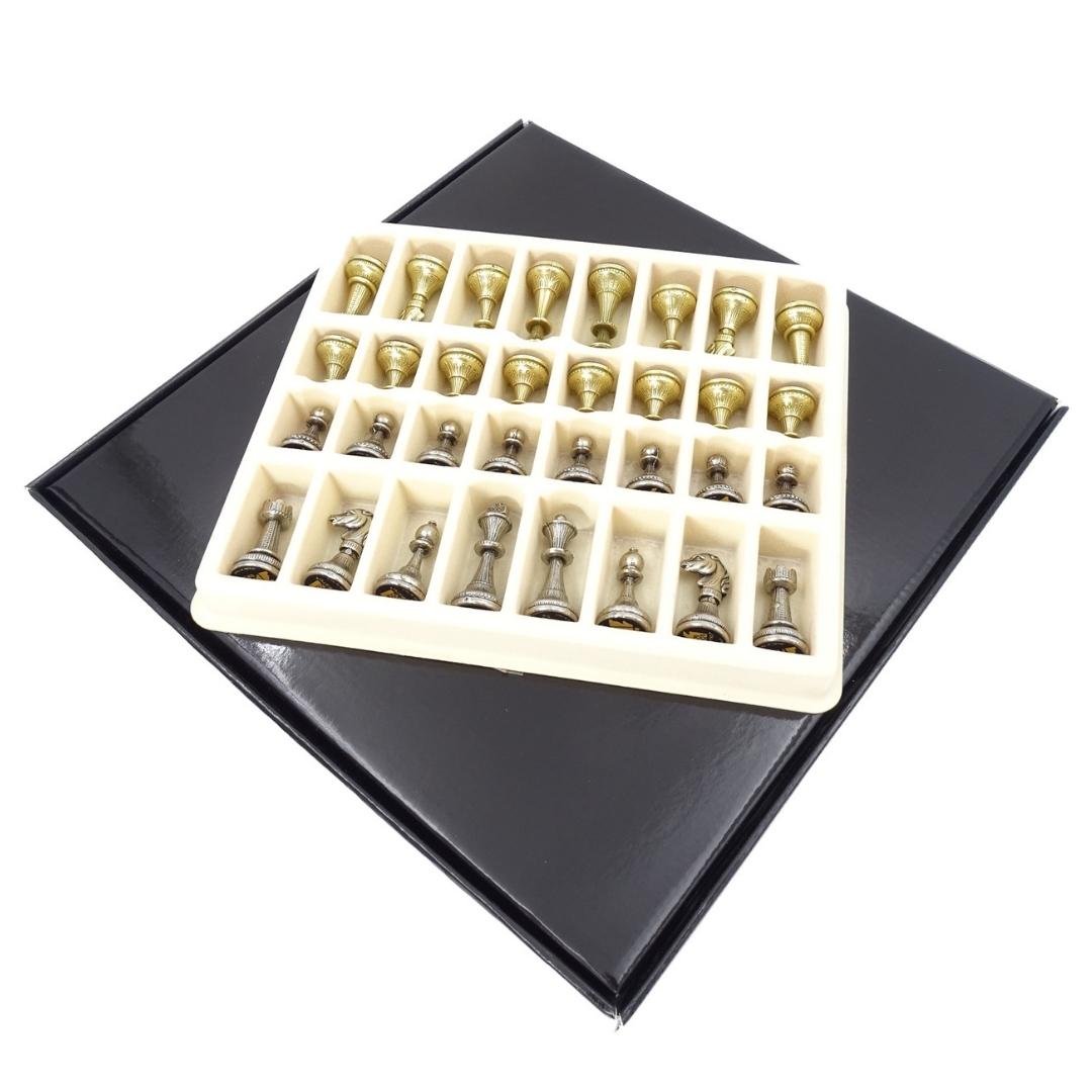 Exclusieve metalen schaakset Italfama 28x28 cm met mogelijkheid tot personalisatie met gravure, bruin-zwart schaakbord, goud- en zilverkleurige stukken