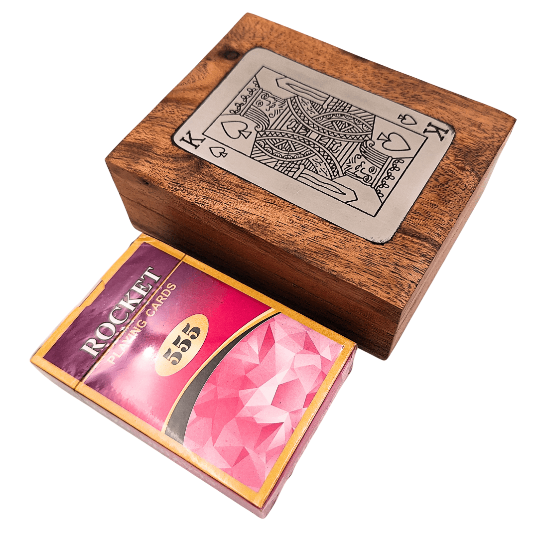 Elegant kaartspel in decoratieve houten doos met aluminium koningsplaatje - personalisatie met gravure - ideaal cadeau voor liefhebbers van kaartspellen - afmetingen doos 11,5 x 8 x 4 cm
