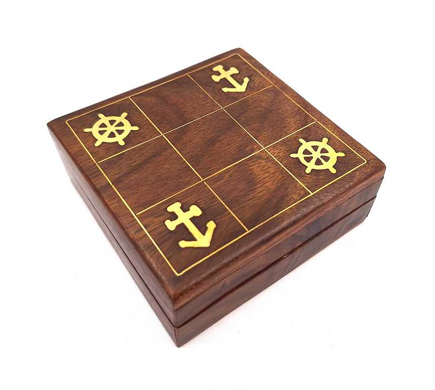 Houten boter-kaas-en-eieren in maritieme stijl met gravure - Gepersonaliseerd cadeau voor een zeiler, Afmetingen 10x10 cm, elegant ontwerp met messing accenten