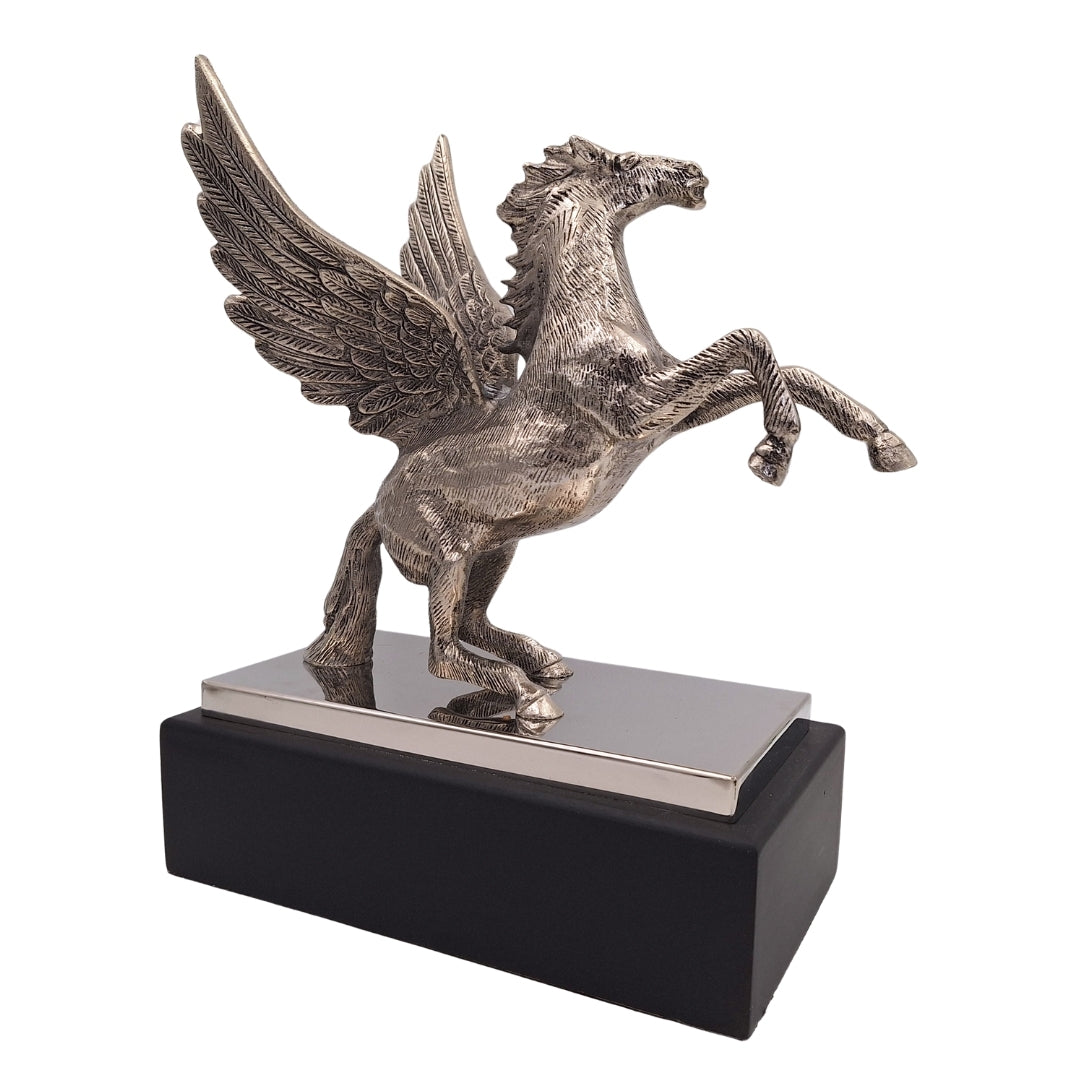 Decoratieve Pegasus-figuur van aluminium op een voet van staal en hout, gepersonaliseerde gravure, elegant cadeau voor liefhebbers van de Griekse mythologie, hoogte 36 cm, kleur zilver met zwarte voet