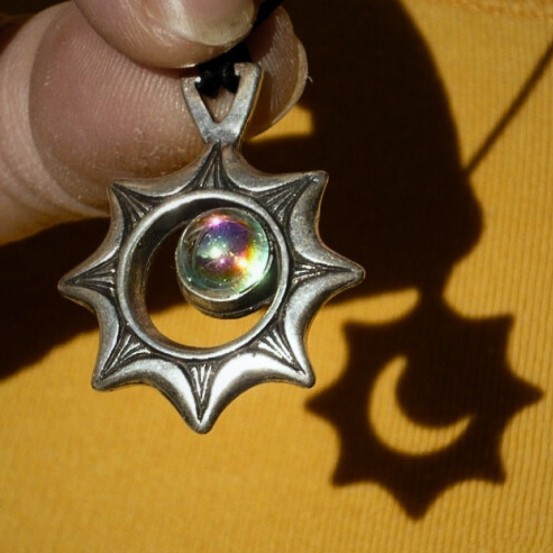 Ketting Zonsverduistering met gravure – Optische illusie met Tsjechisch kristal, gepersonaliseerd cadeau voor reizigers, hoogwaardig zamak, verstelbare lengte 45-62 cm