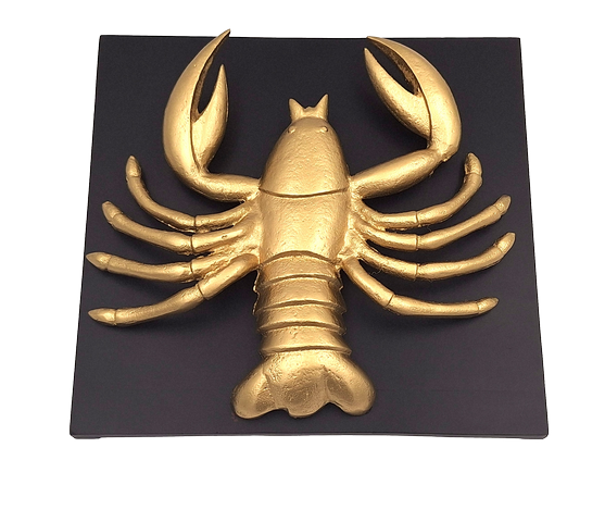 Gouden decoratief beeldje Kreeft van aluminium met mogelijkheid tot personalisatie met gravure - elegant cadeau voor elke gelegenheid, afmetingen 29 x 27,5 x 9 cm, zwarte houten voet