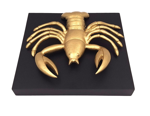 Gouden decoratief beeldje Kreeft van aluminium met mogelijkheid tot personalisatie met gravure - elegant cadeau voor elke gelegenheid, afmetingen 29 x 27,5 x 9 cm, zwarte houten voet