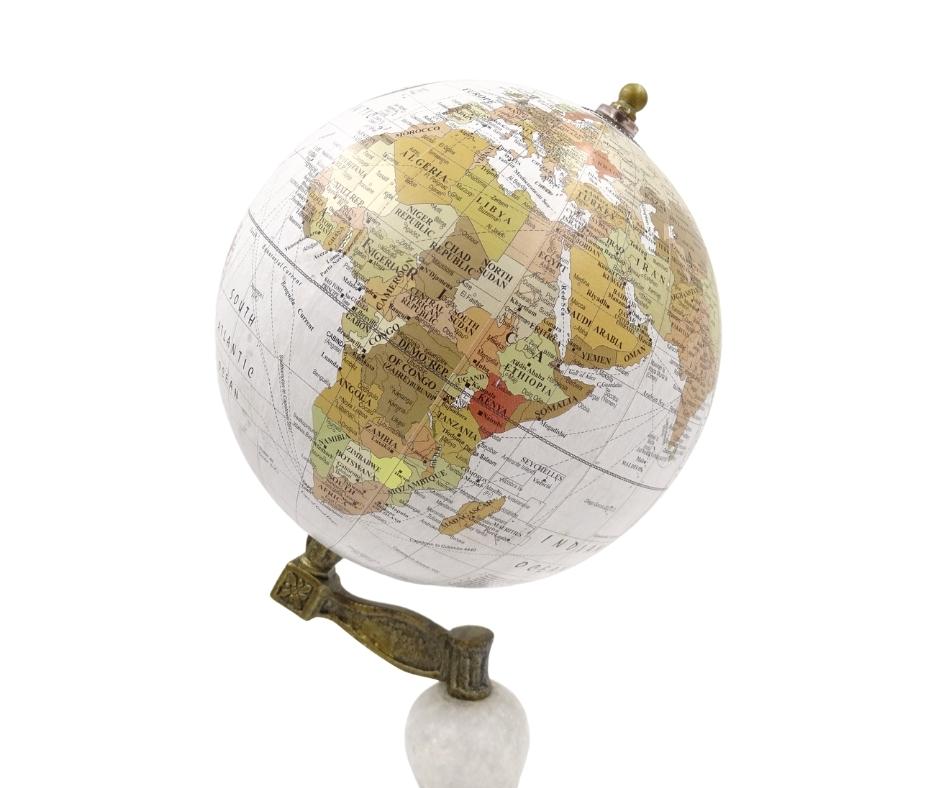 Decoratieve wereldbol Voyager op een marmer-houten voet met optie voor personalisatie van de gravure – elegant cadeau voor reisliefhebbers, hoogte 32 cm, diameter 15,5 cm, witte kaart met kleurrijke continenten